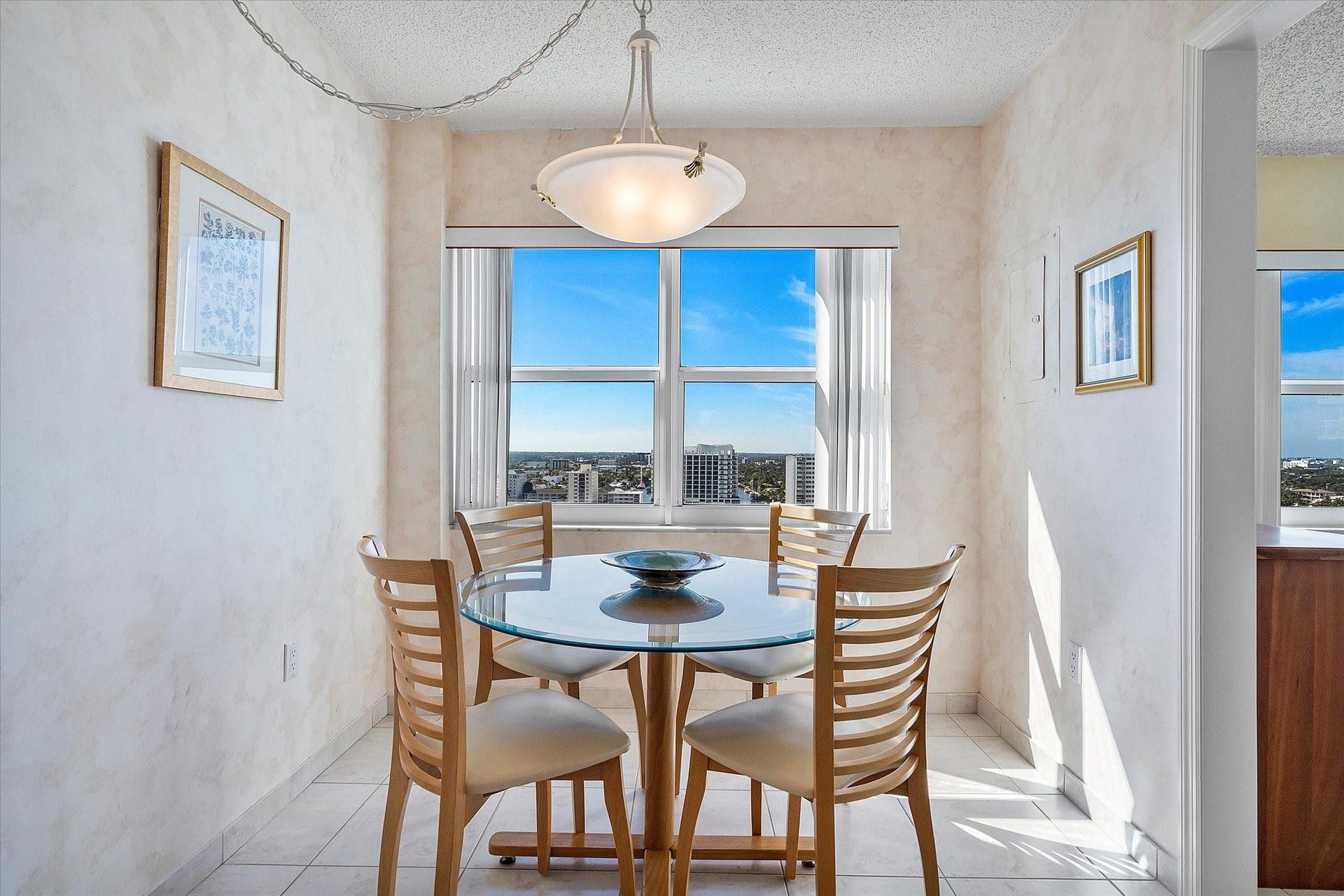 EAT IN KITCHEN WITH GREAT CITY VIEWS
