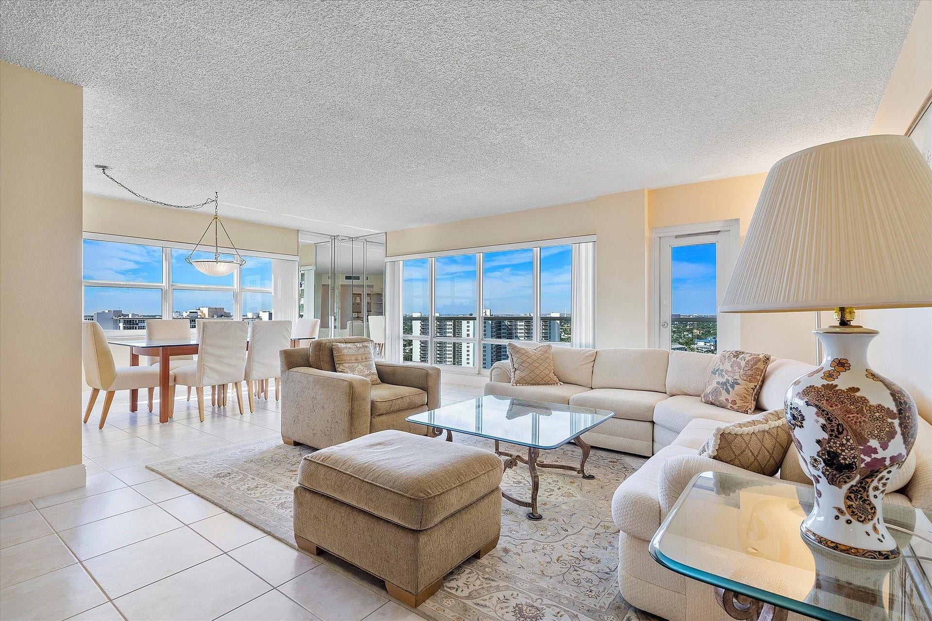 HUGE LIVING ROOM AND FORMAL DINNING ROOM WITH AMAZING CITY VIEWS
