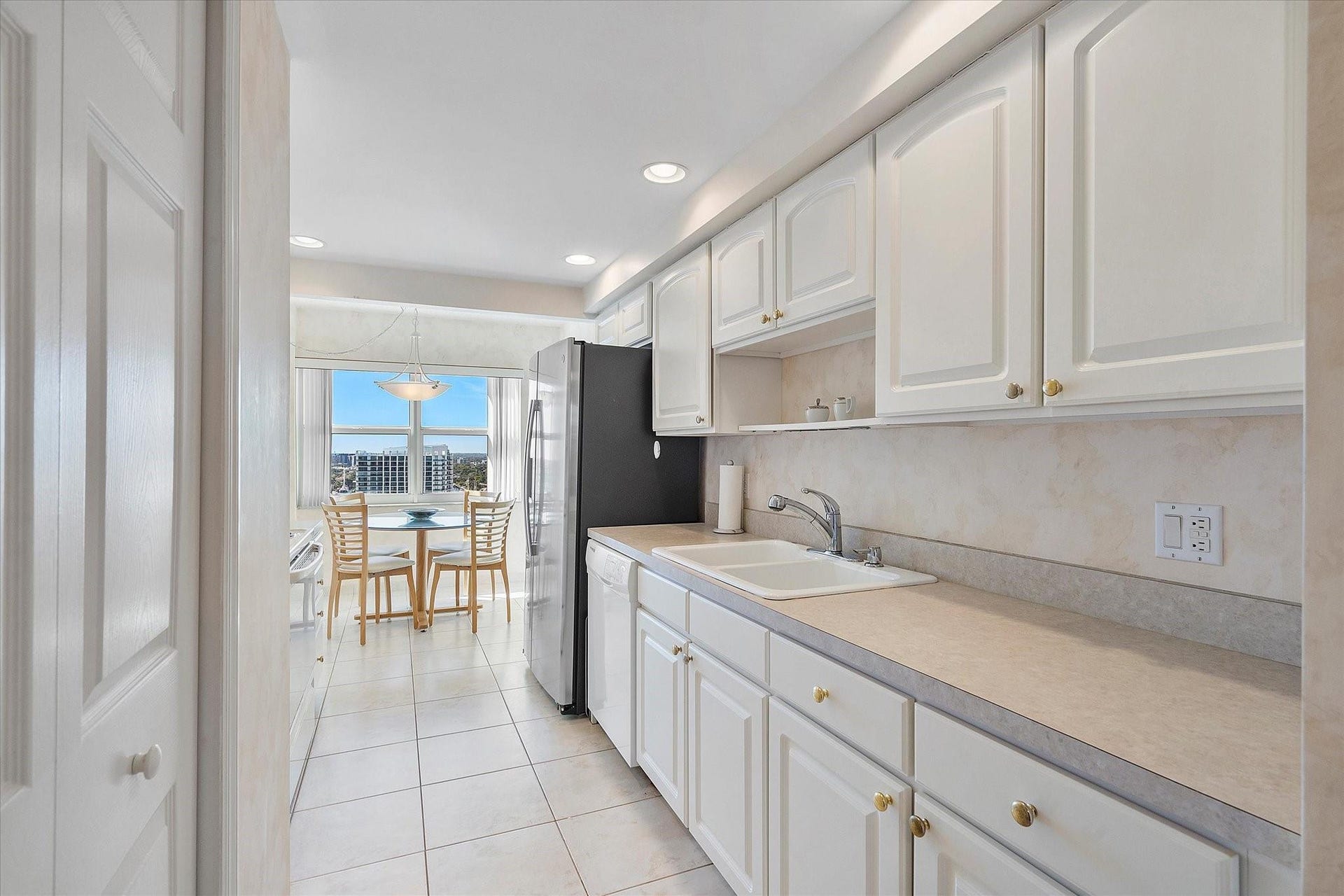 KITCHEN WITH EAT-IN-KITCHEN