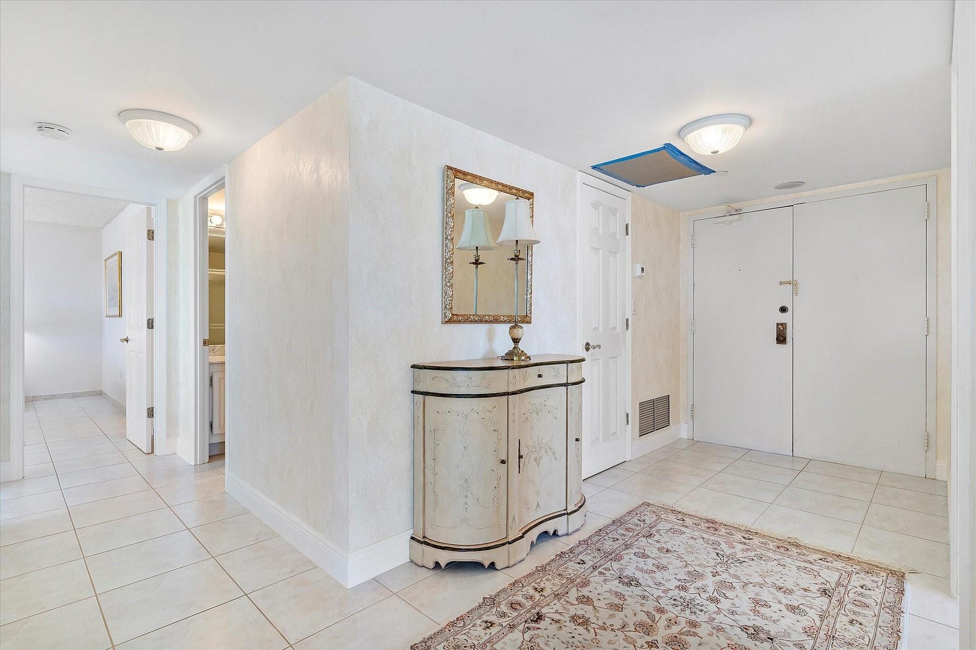FOYER/ HALLWAY