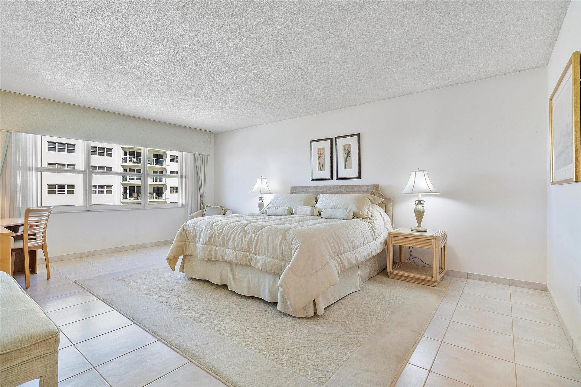 HUGE MASTER BEDROOM