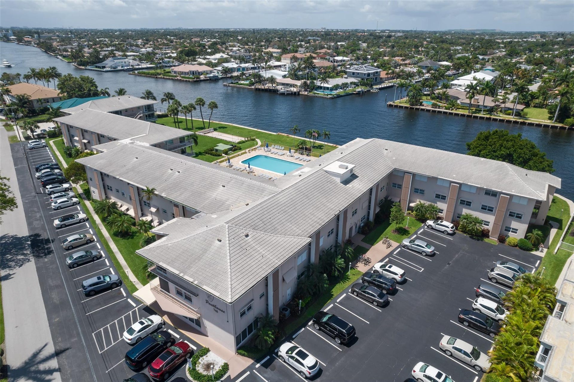 Located on the main intracoastal and close to dining and the beach