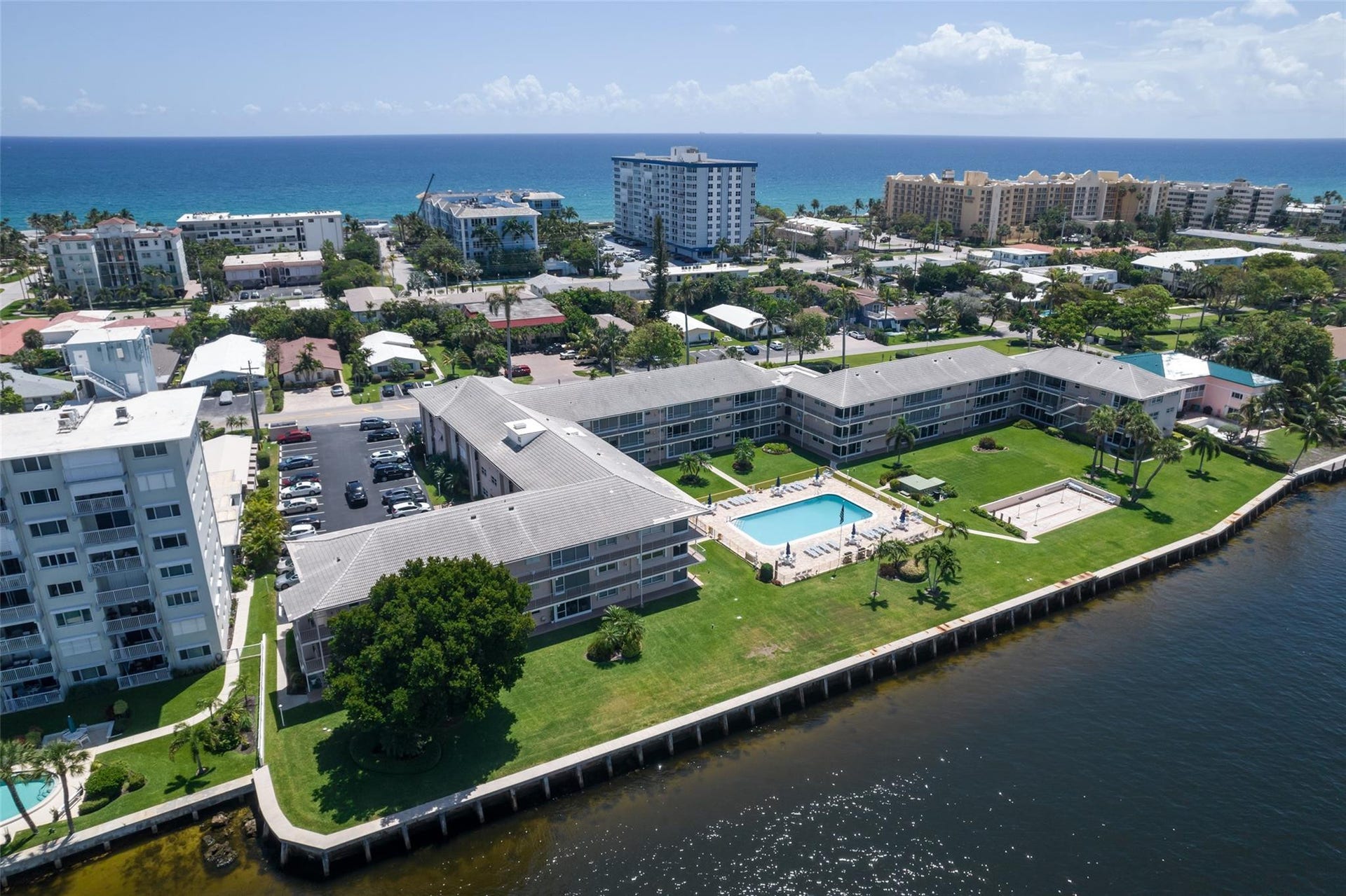 Gorgeous 2 Bedroom / 2 Bath condo located in The Penthouse Condo community located right on the main intracoastal