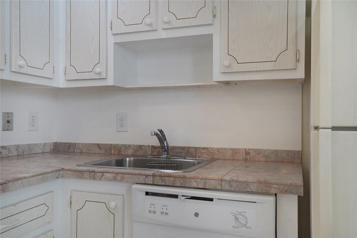 604 NE 2nd Street, #220, Dania Beach, FL 33004 604 NE 2nd Street, #220, Dania Beach, FL 33004