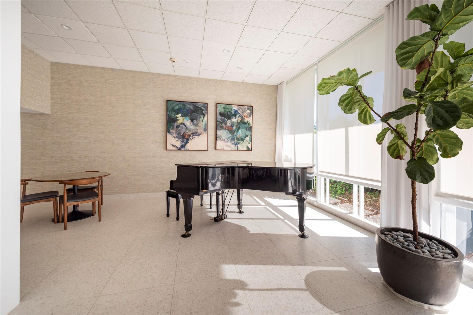 Piano knook in lobby