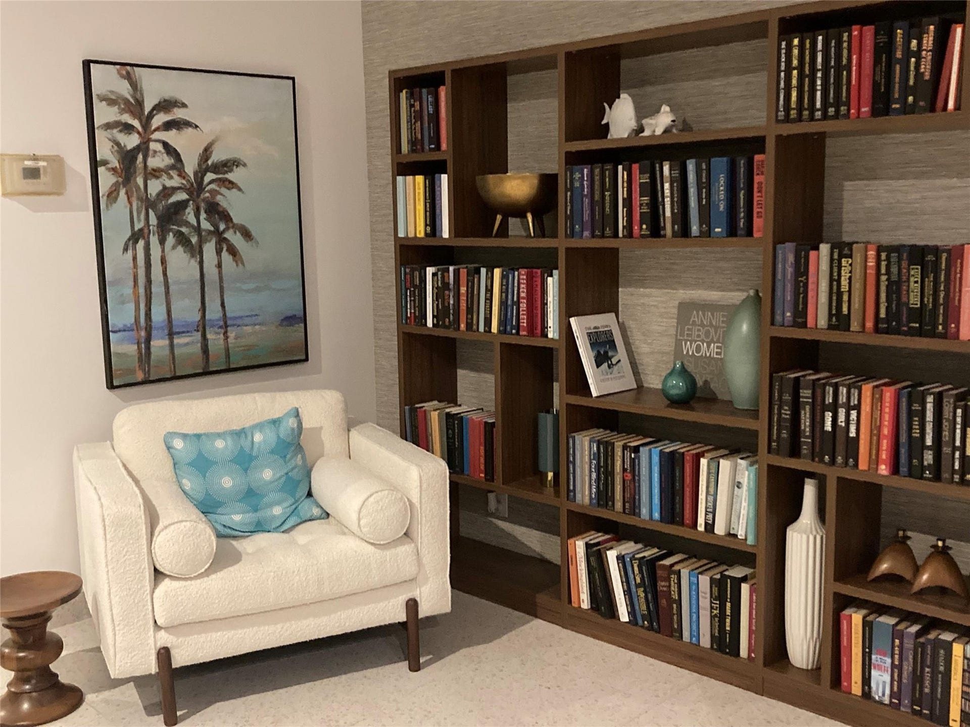 Library knook in lobby