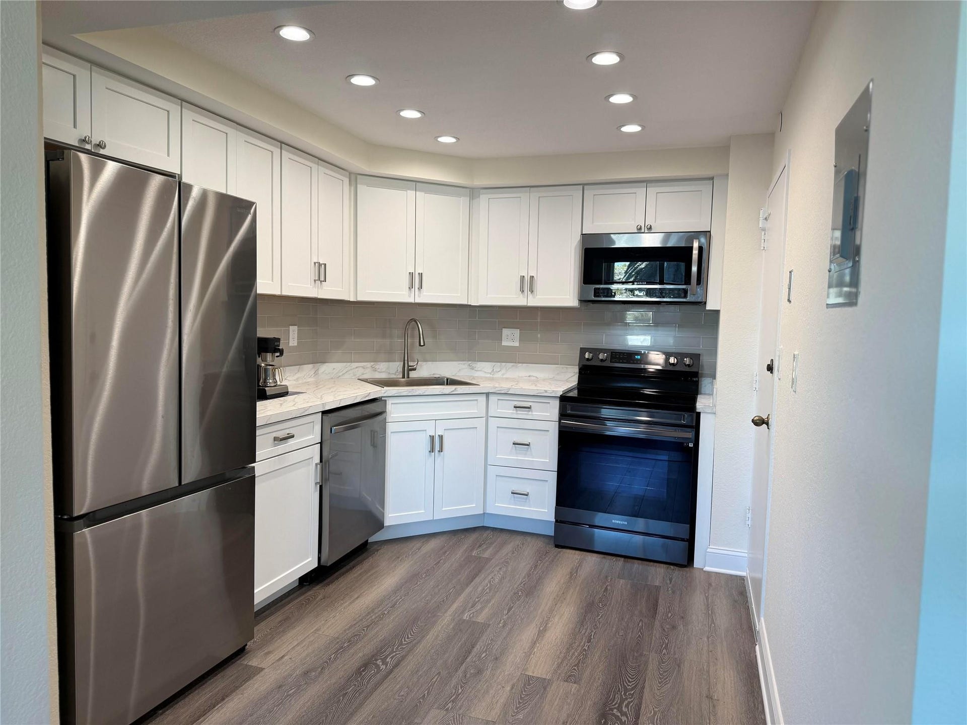 2500 E Las Olas Boulevard, #308, Fort Lauderdale, FL 33301 New Stainless steel appliances