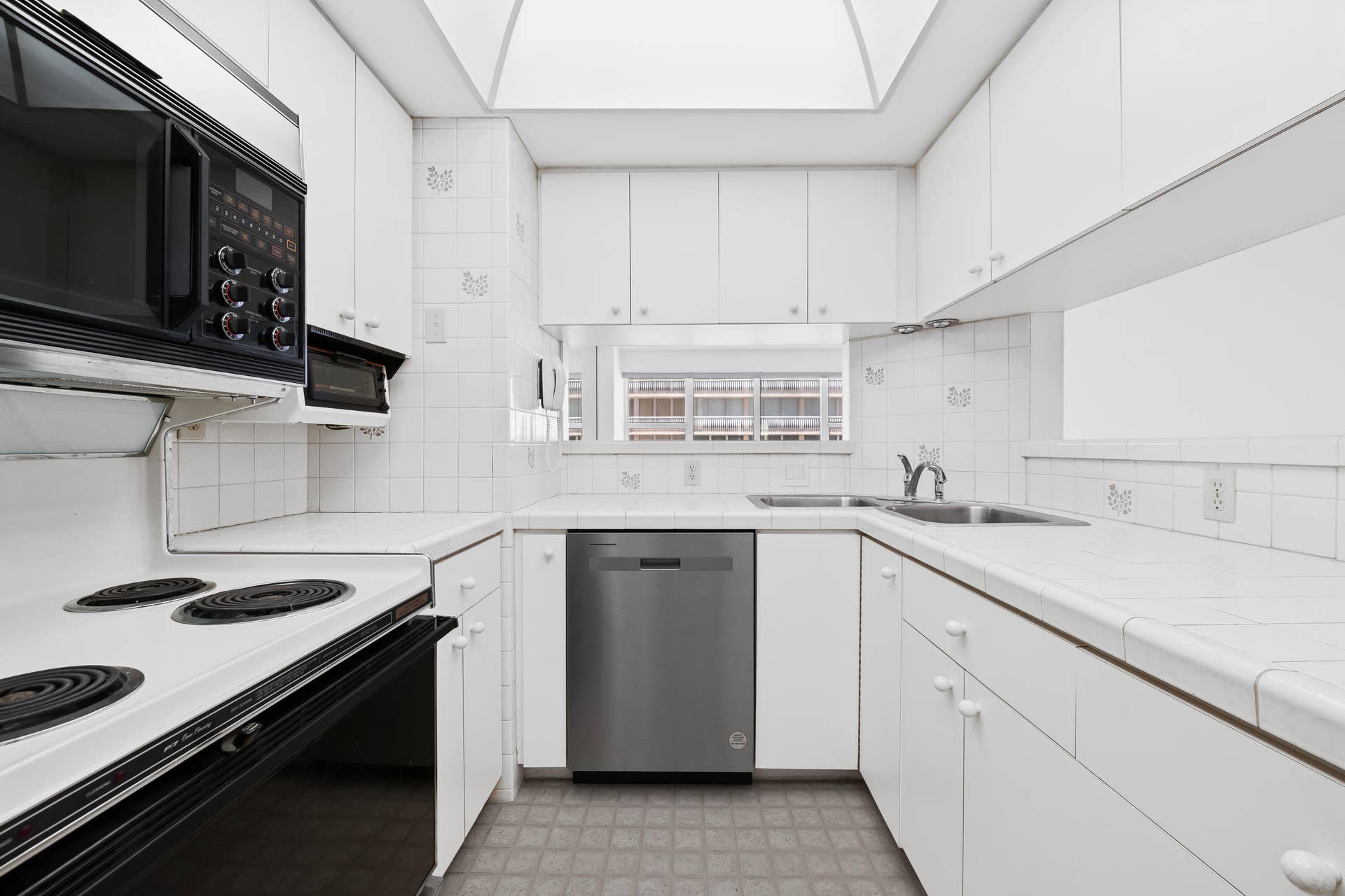 4010 Galt Ocean Drive, #702, Fort Lauderdale, FL 33308 Kitchen