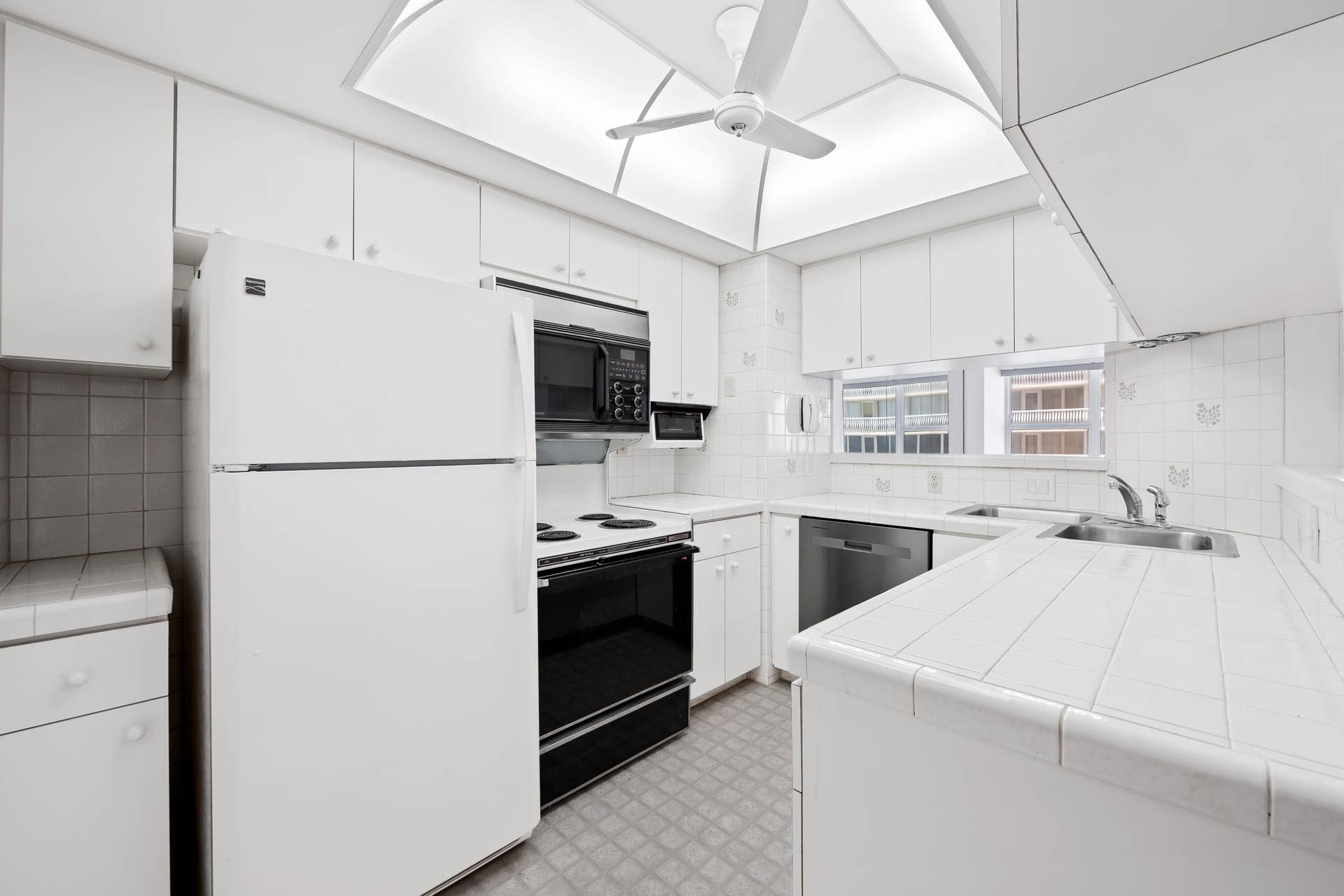 4010 Galt Ocean Drive, #702, Fort Lauderdale, FL 33308 Kitchen