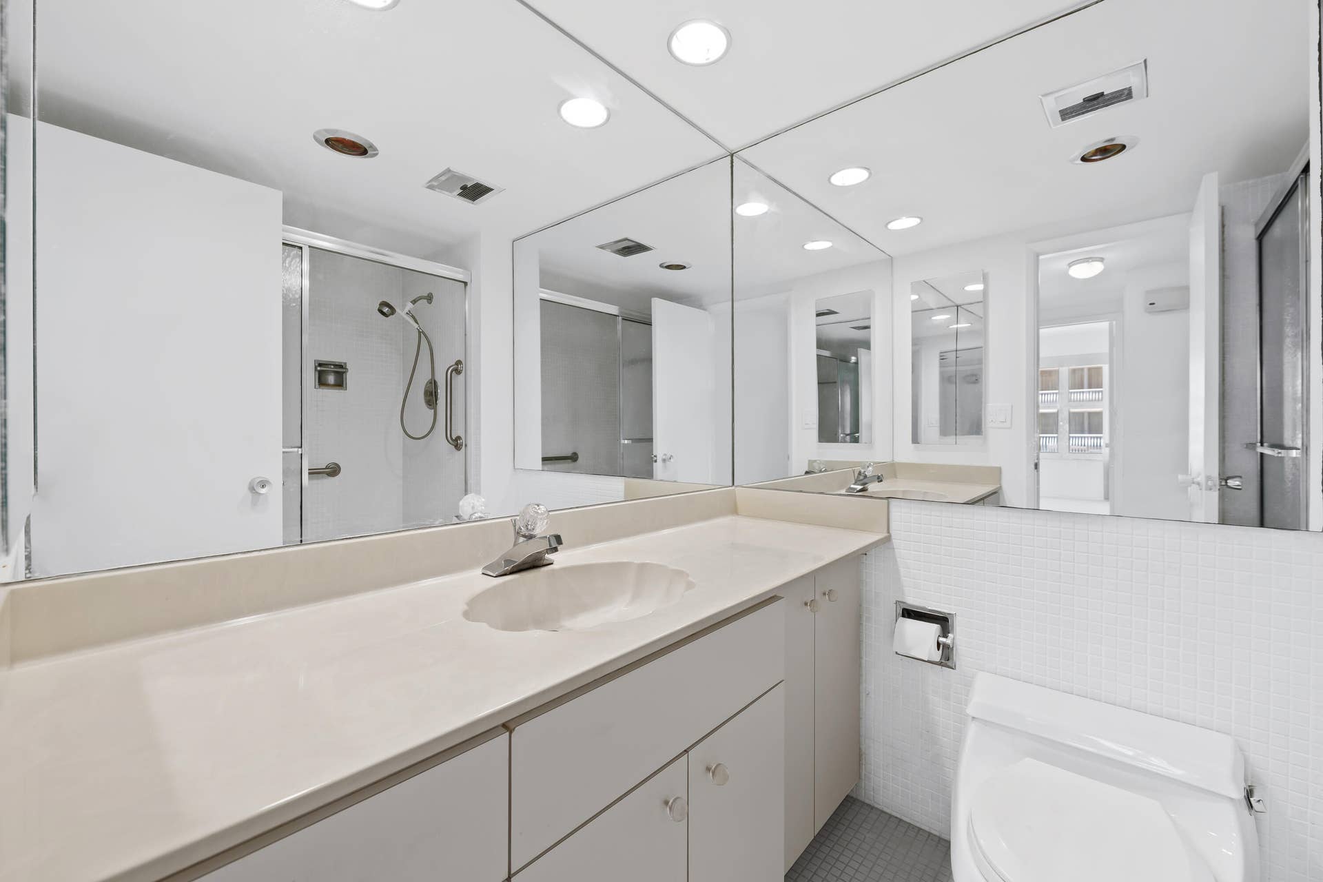 4010 Galt Ocean Drive, #702, Fort Lauderdale, FL 33308 Guest bathroom