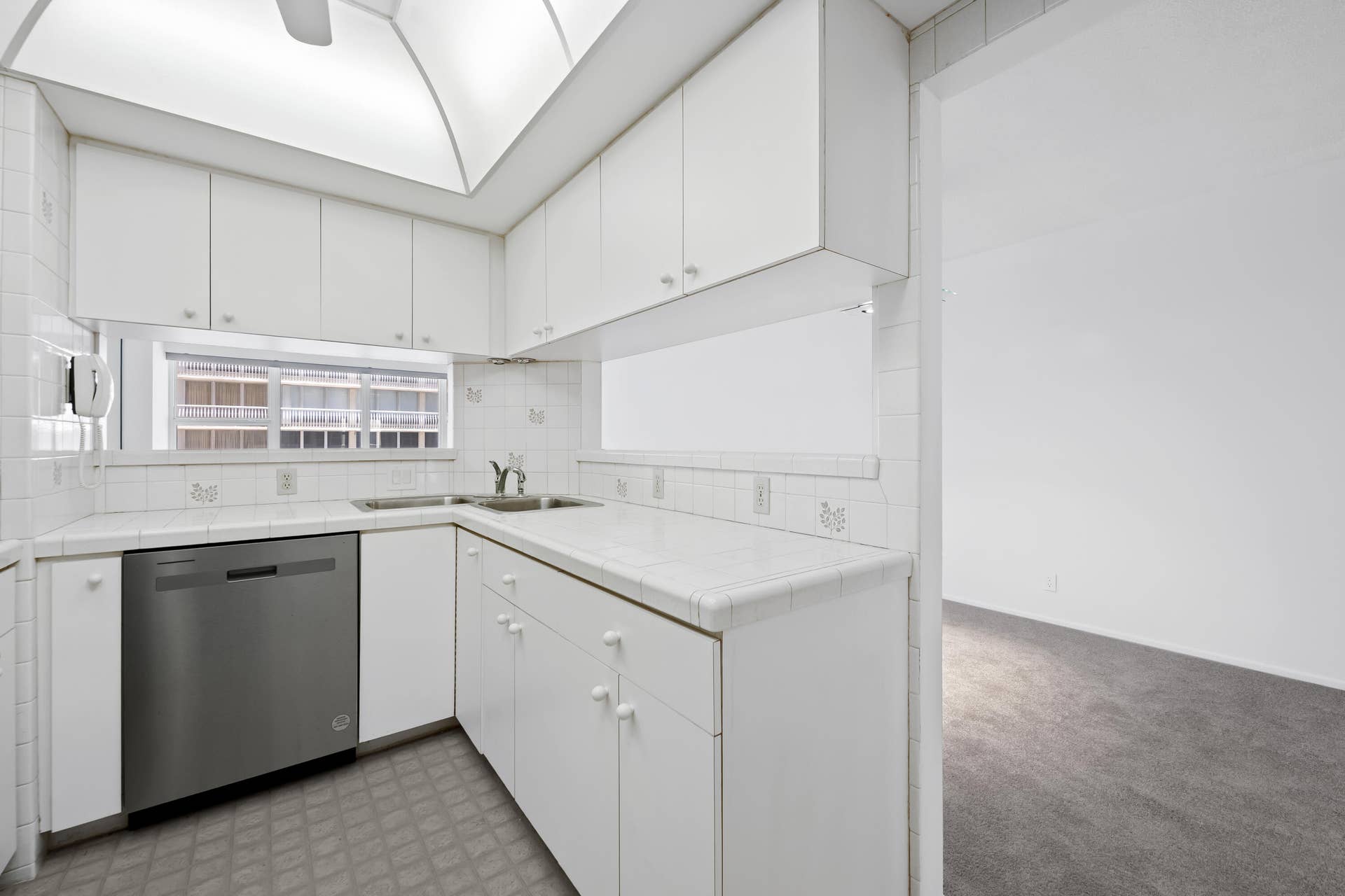 4010 Galt Ocean Drive, #702, Fort Lauderdale, FL 33308 Kitchen
