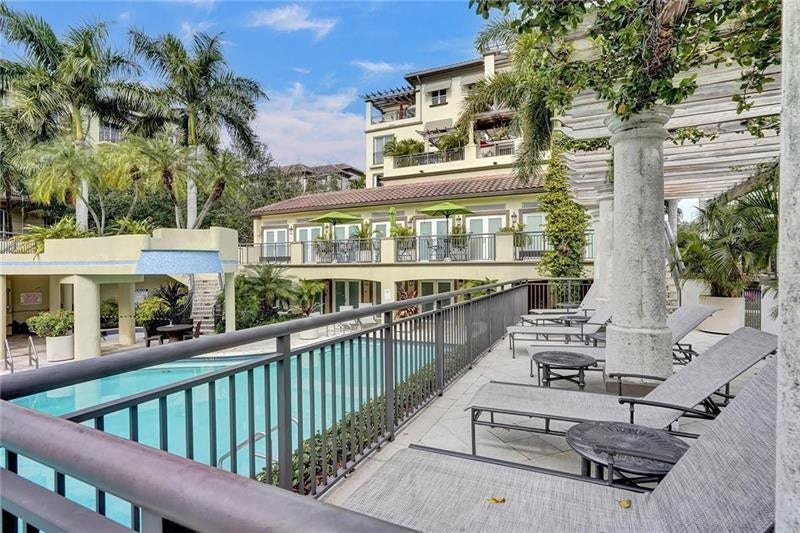 2633 NE 14th Avenue, #400, Wilton Manors, FL 33334 Sundecks