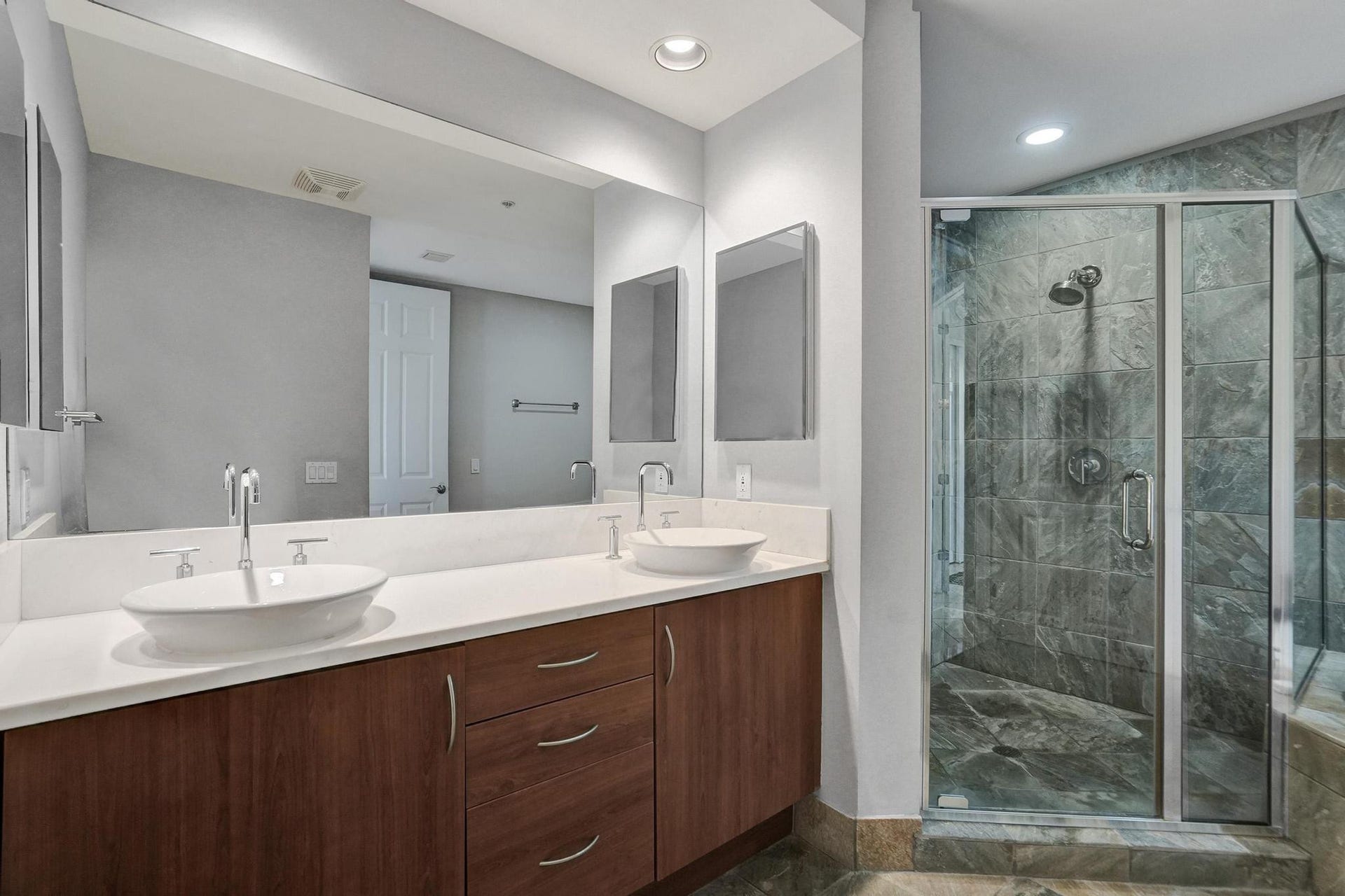 2633 NE 14th Avenue, #400, Wilton Manors, FL 33334 Second bathroom