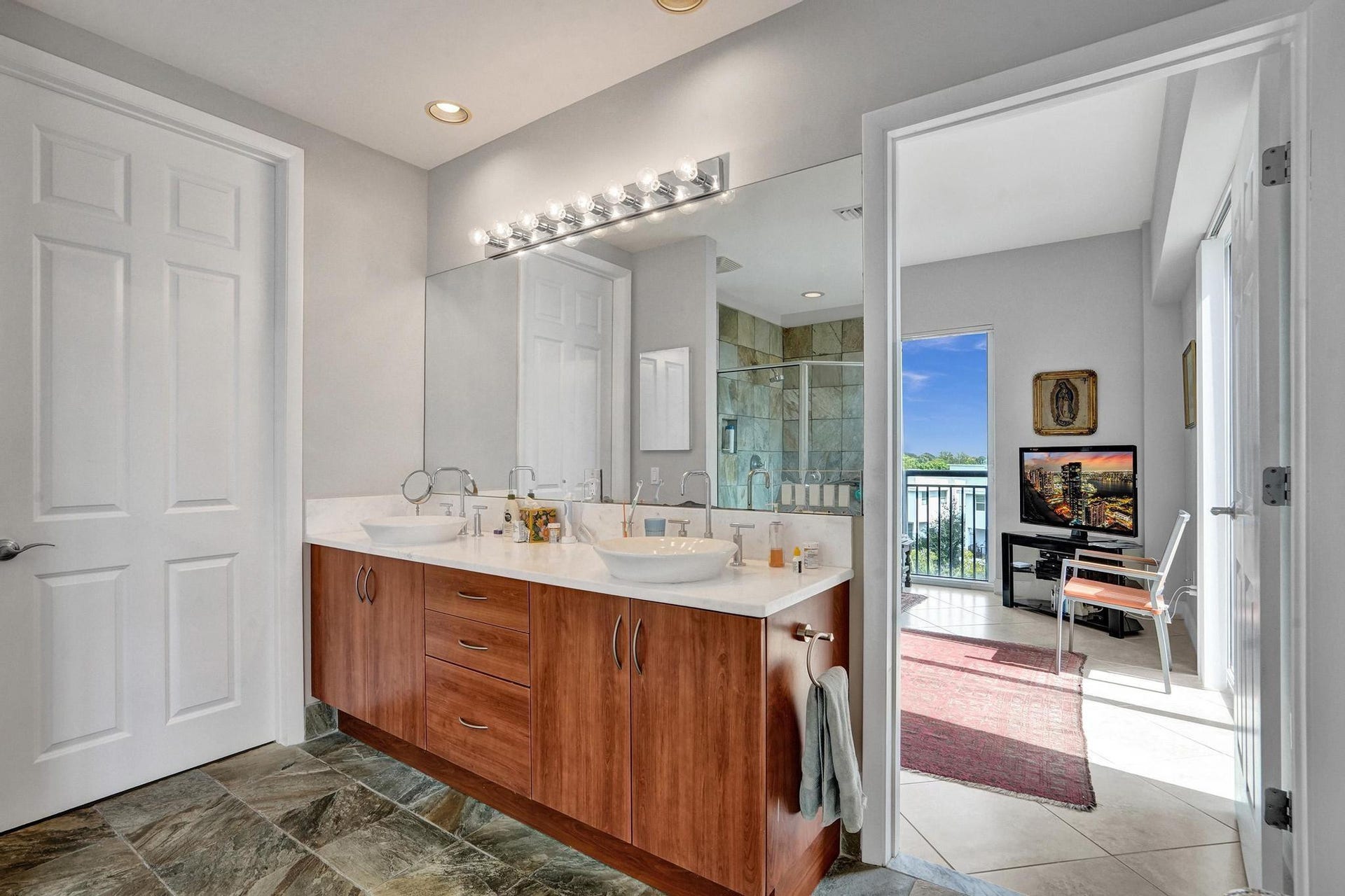 2633 NE 14th Avenue, #400, Wilton Manors, FL 33334 Primary bathroom