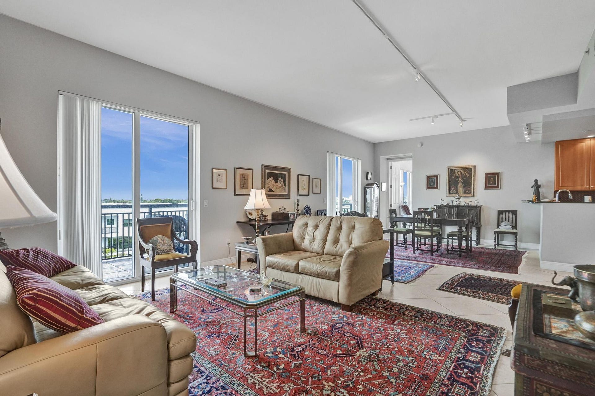 2633 NE 14th Avenue, #400, Wilton Manors, FL 33334 Living and Dining