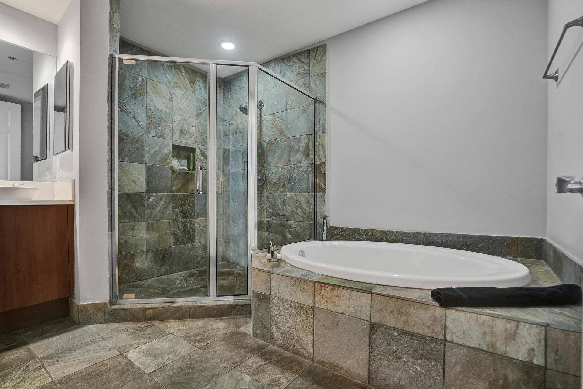 2633 NE 14th Avenue, #400, Wilton Manors, FL 33334 Second bathroom with jacuzzi