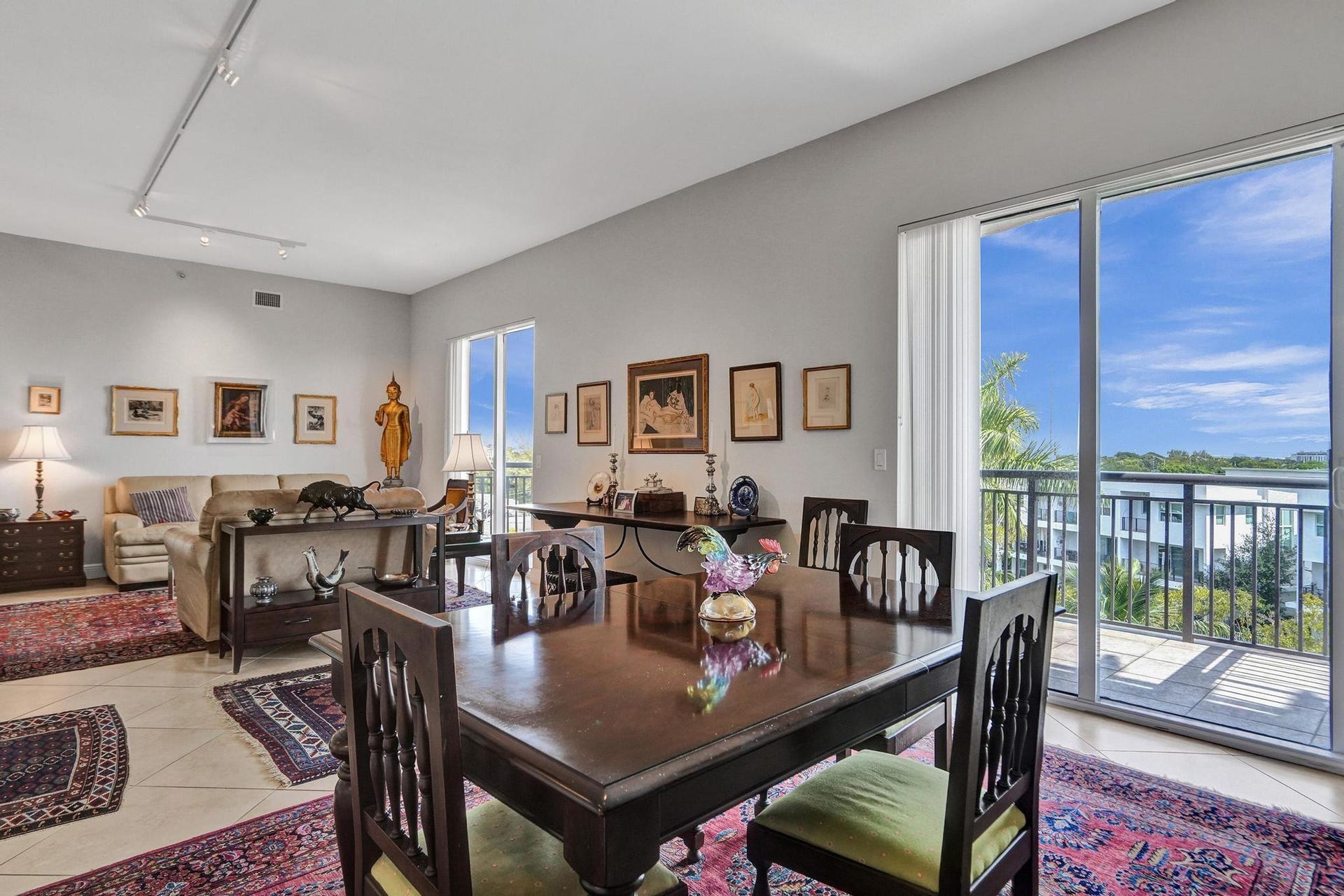 2633 NE 14th Avenue, #400, Wilton Manors, FL 33334 Dining