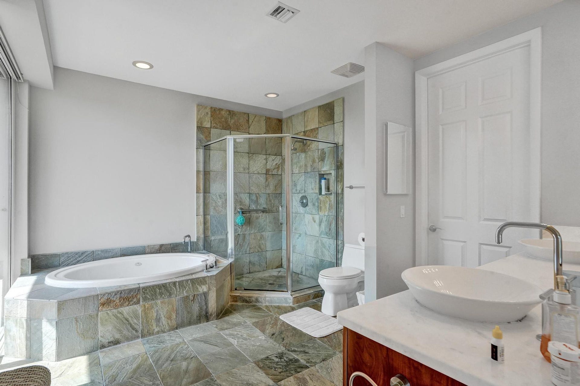 2633 NE 14th Avenue, #400, Wilton Manors, FL 33334 Primary bathroom with Jacuzzi