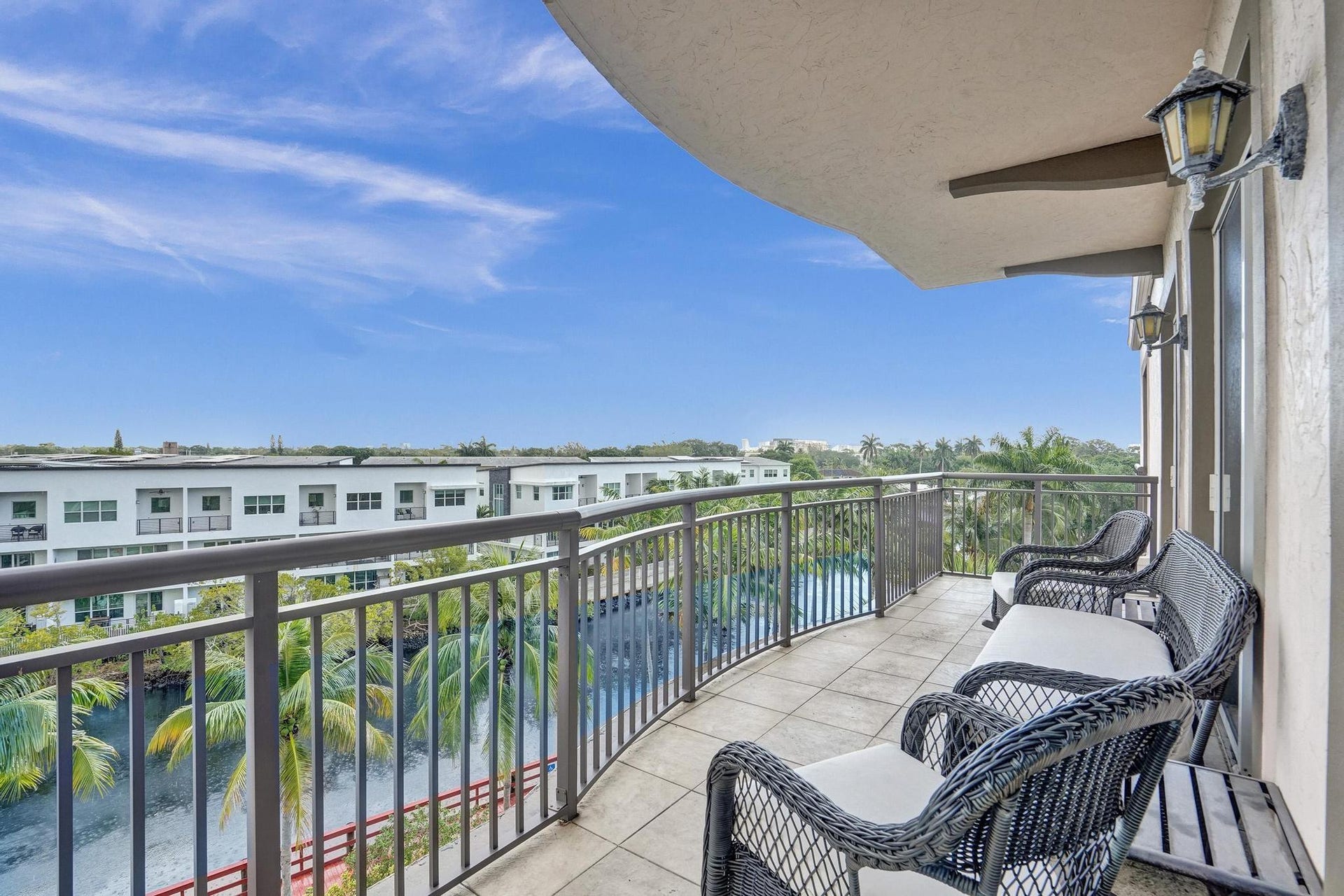 2633 NE 14th Avenue, #400, Wilton Manors, FL 33334 25' living room balcony