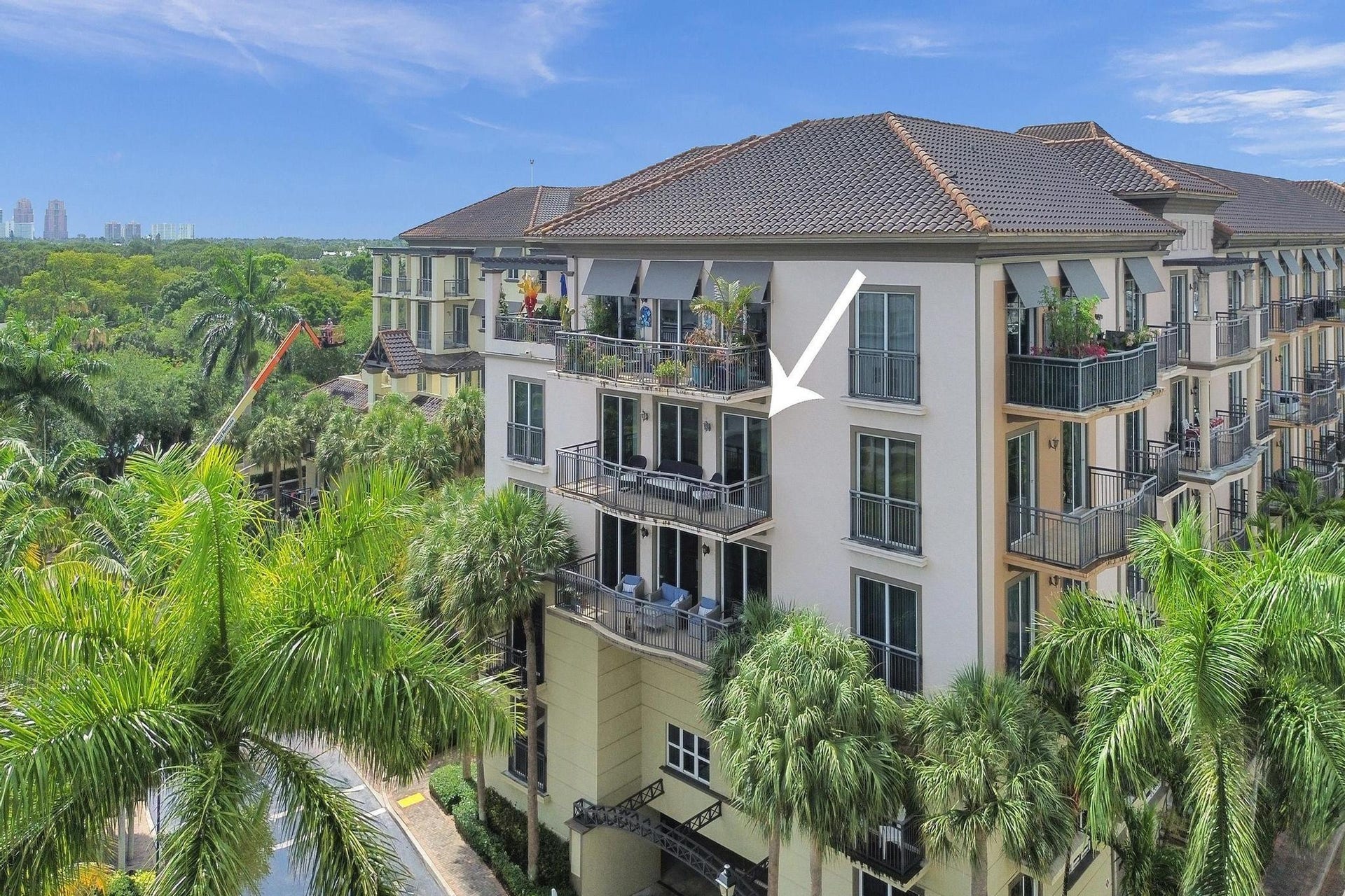2633 NE 14th Avenue, #400, Wilton Manors, FL 33334 'End cap' with north, east & west views