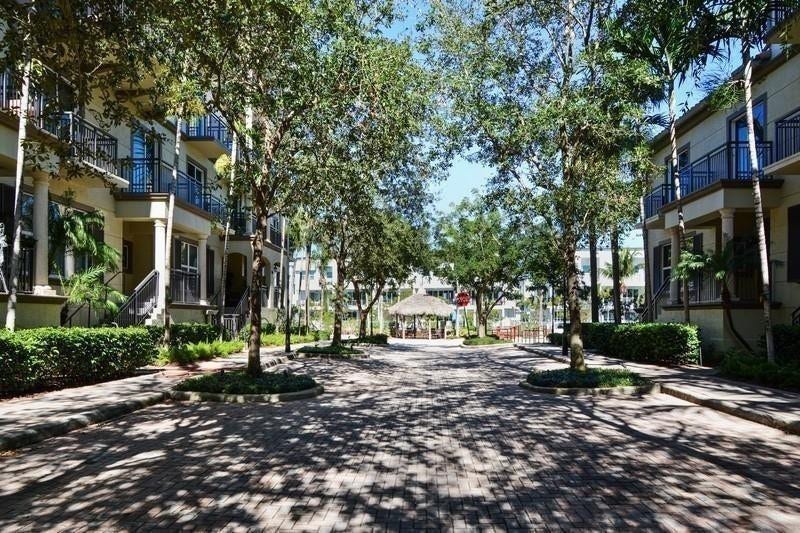 2633 NE 14th Avenue, #400, Wilton Manors, FL 33334 Main promenade