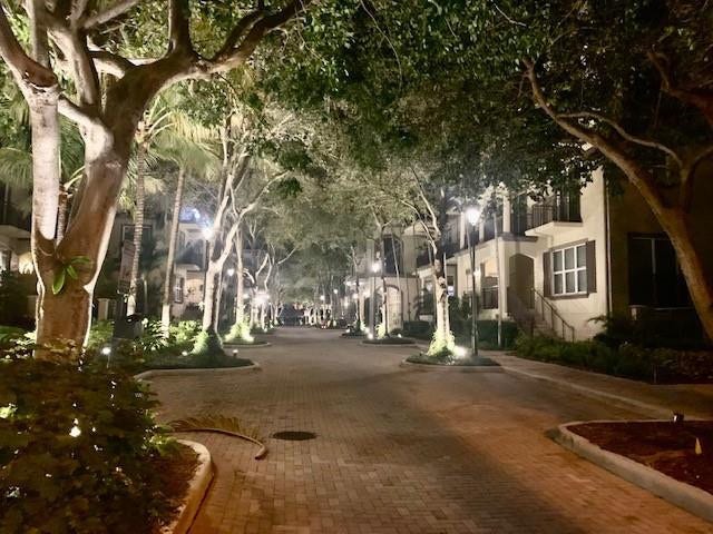 2633 NE 14th Avenue, #400, Wilton Manors, FL 33334 Promenade at night