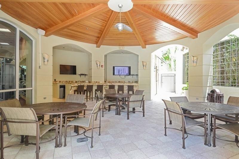 2633 NE 14th Avenue, #400, Wilton Manors, FL 33334 Gathering areas