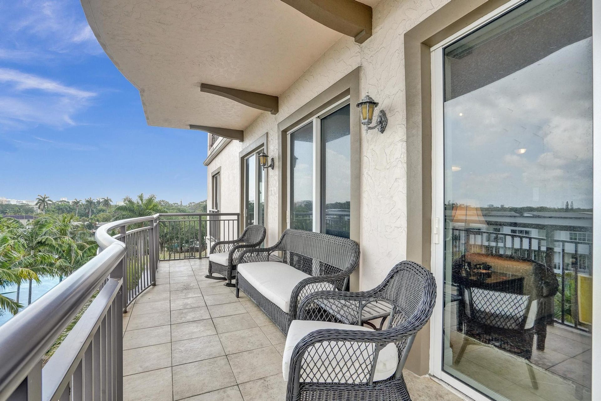 2633 NE 14th Avenue, #400, Wilton Manors, FL 33334 25' living room balcony