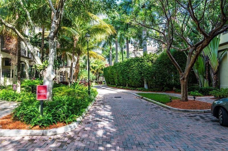 2633 NE 14th Avenue, #400, Wilton Manors, FL 33334 Main promenade