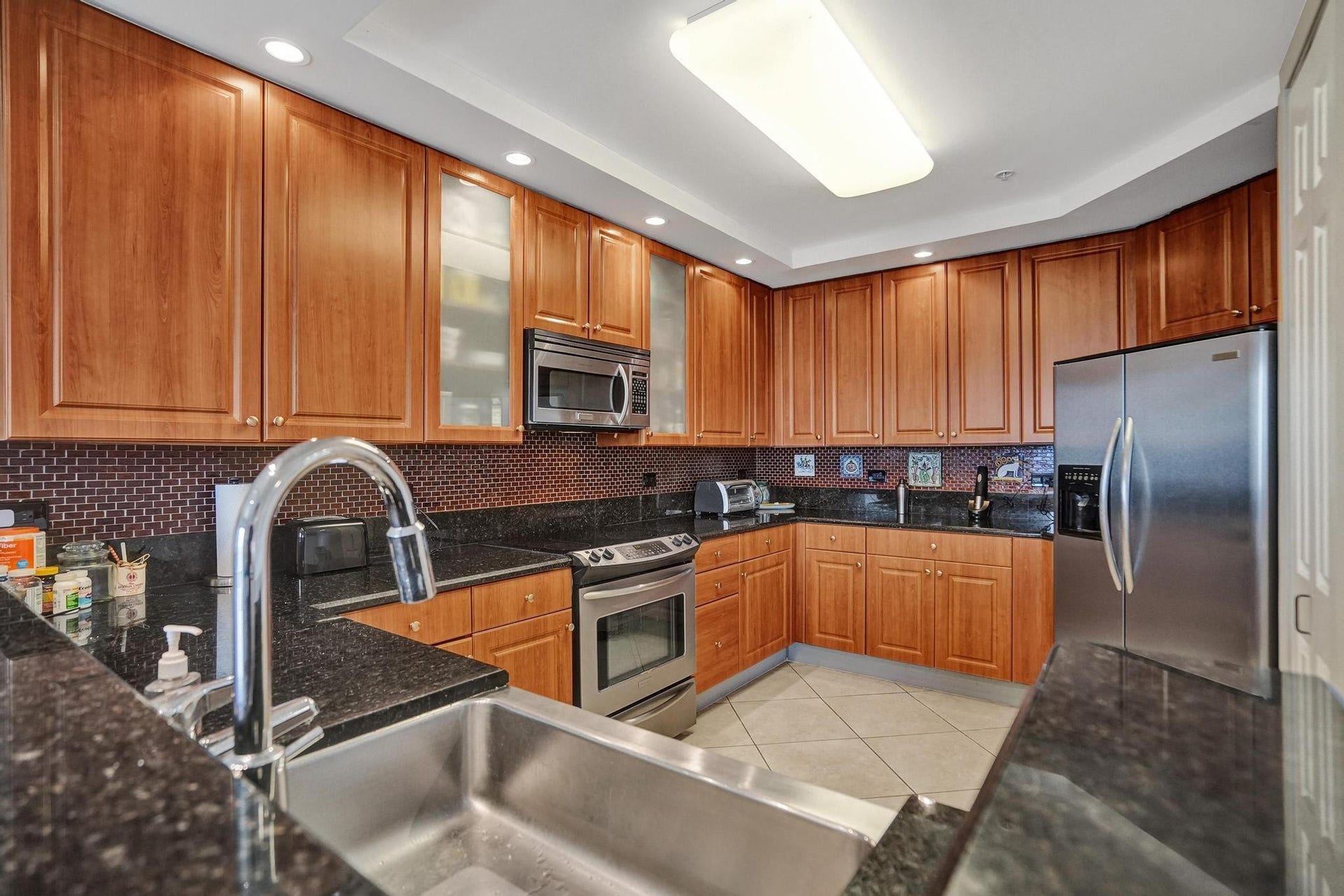 2633 NE 14th Avenue, #400, Wilton Manors, FL 33334 Kitchen