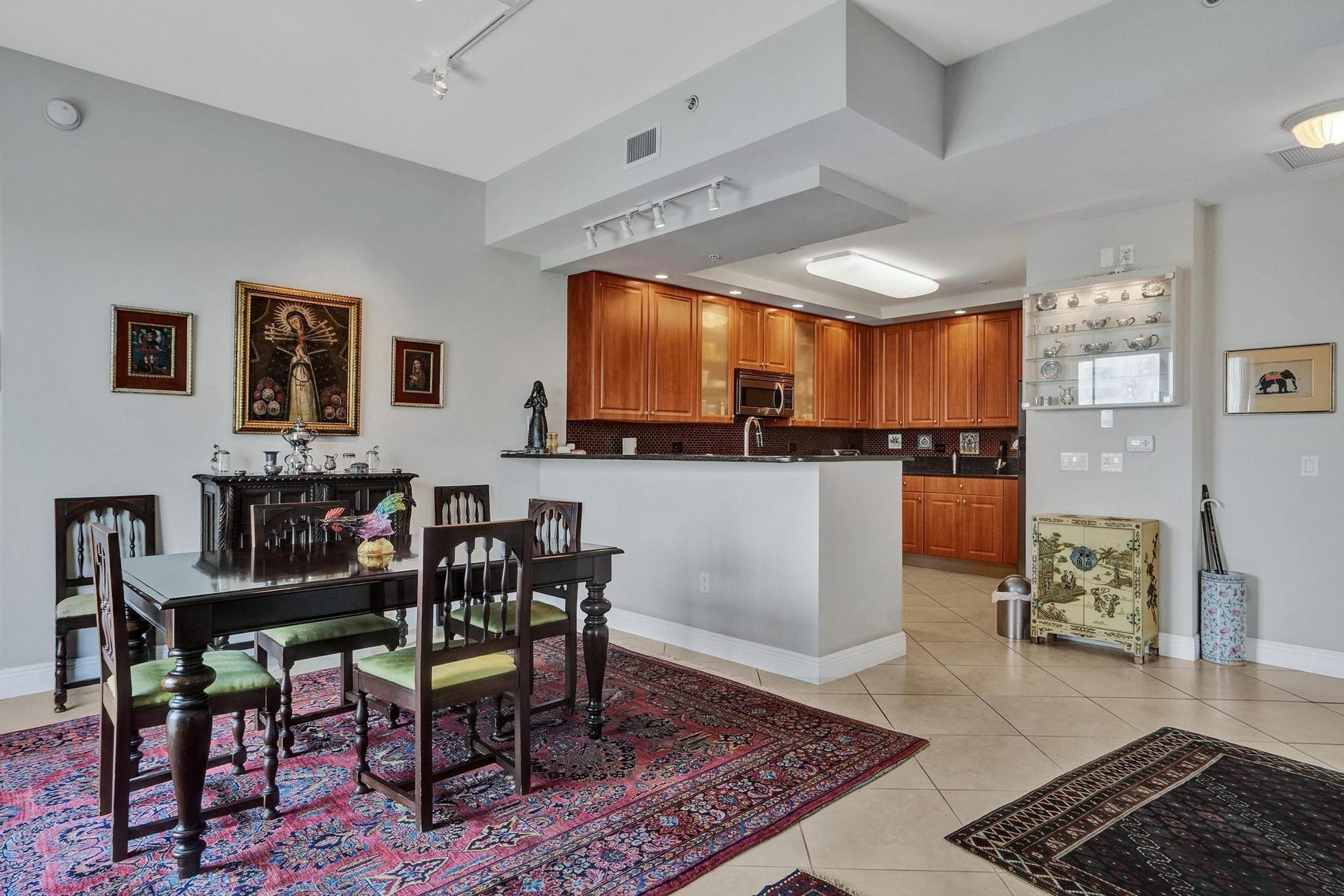 2633 NE 14th Avenue, #400, Wilton Manors, FL 33334 Dining