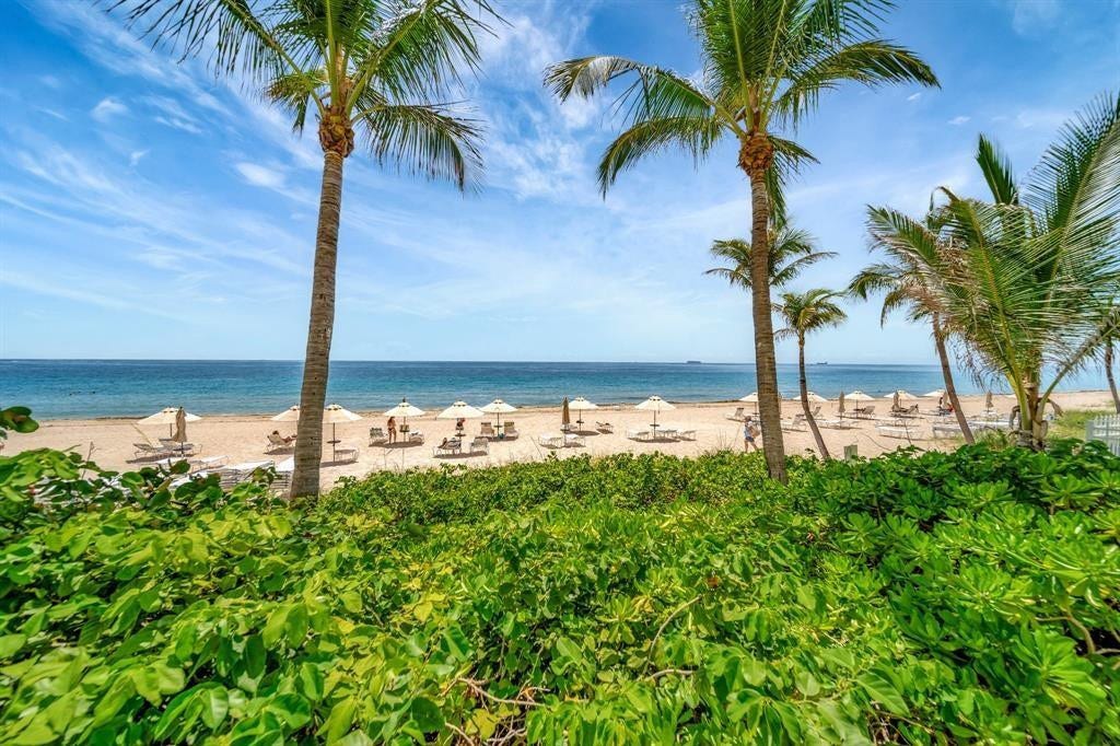Southpoint has beach chairs and umbrellas available for owners.