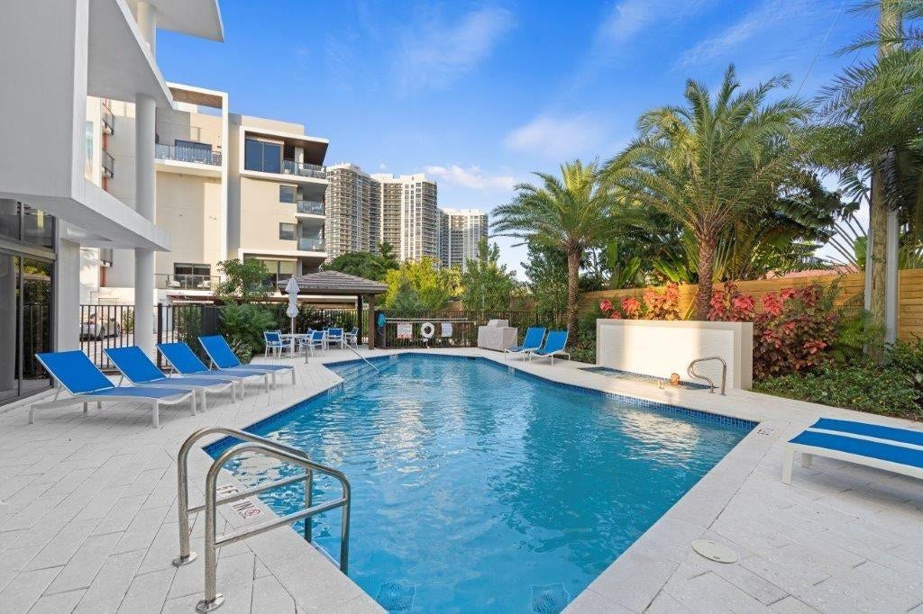 Pool, whirlpool & BBQ area