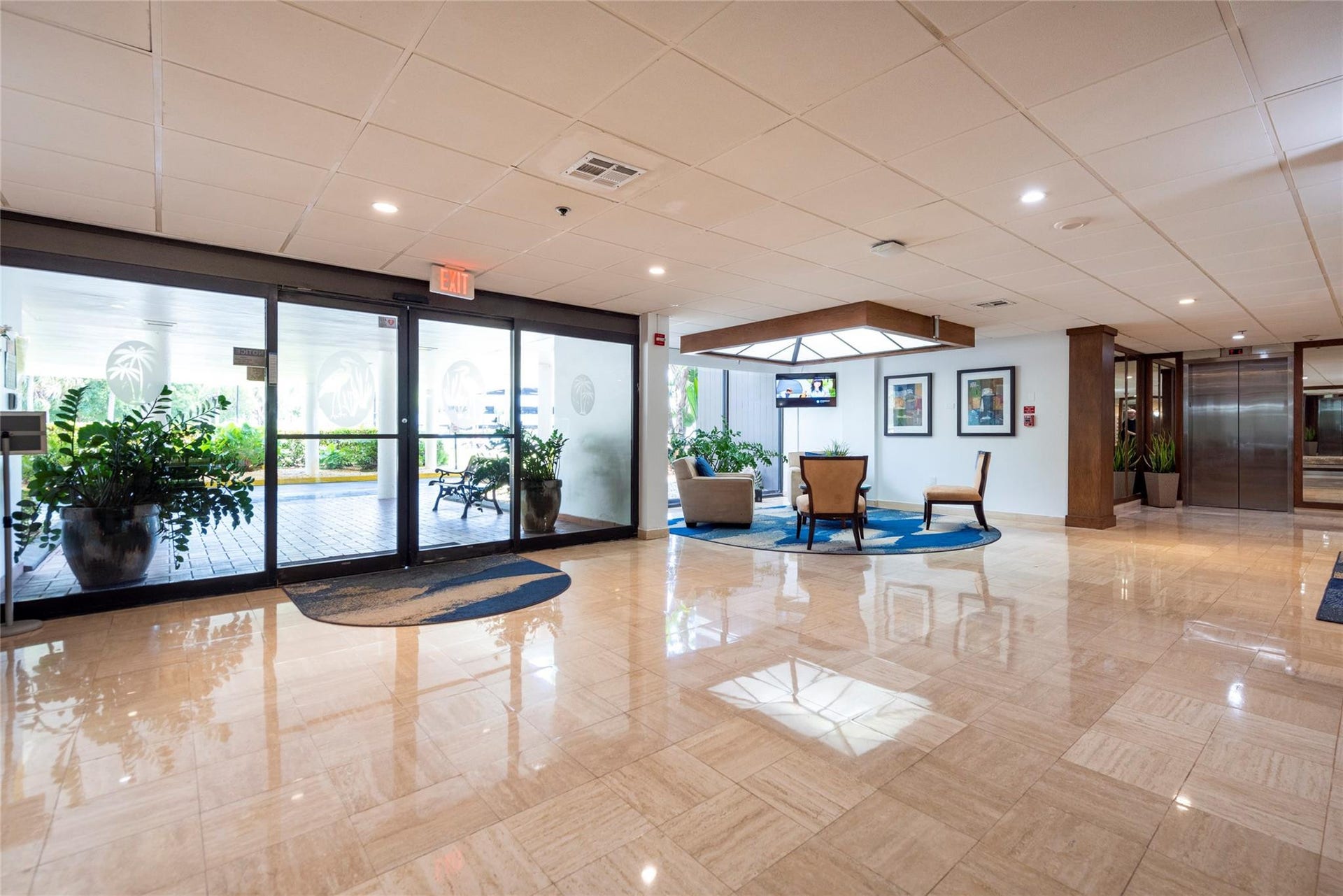 Welcoming Lobby - 27/7 Desk Attendant