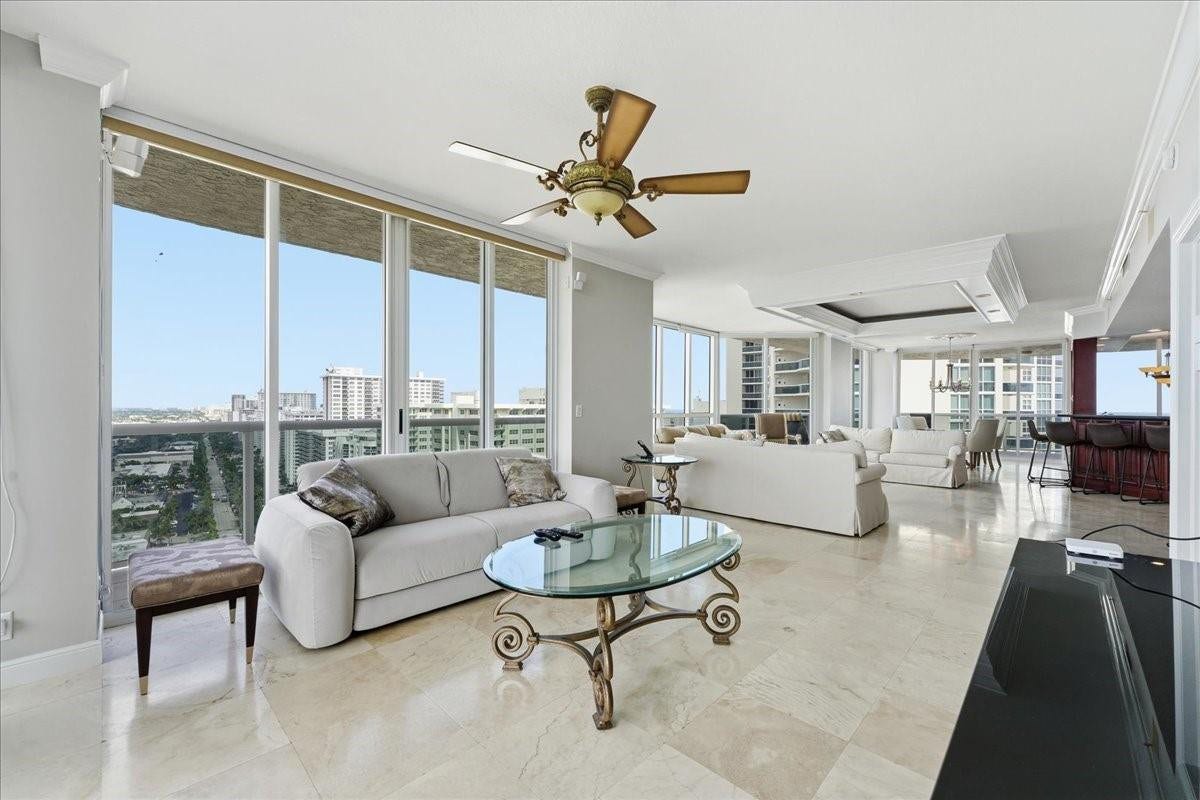 3100 N Ocean Boulevard, #2201, Fort Lauderdale, Fort Lauderdale, FL 33308 has sleeper sofa