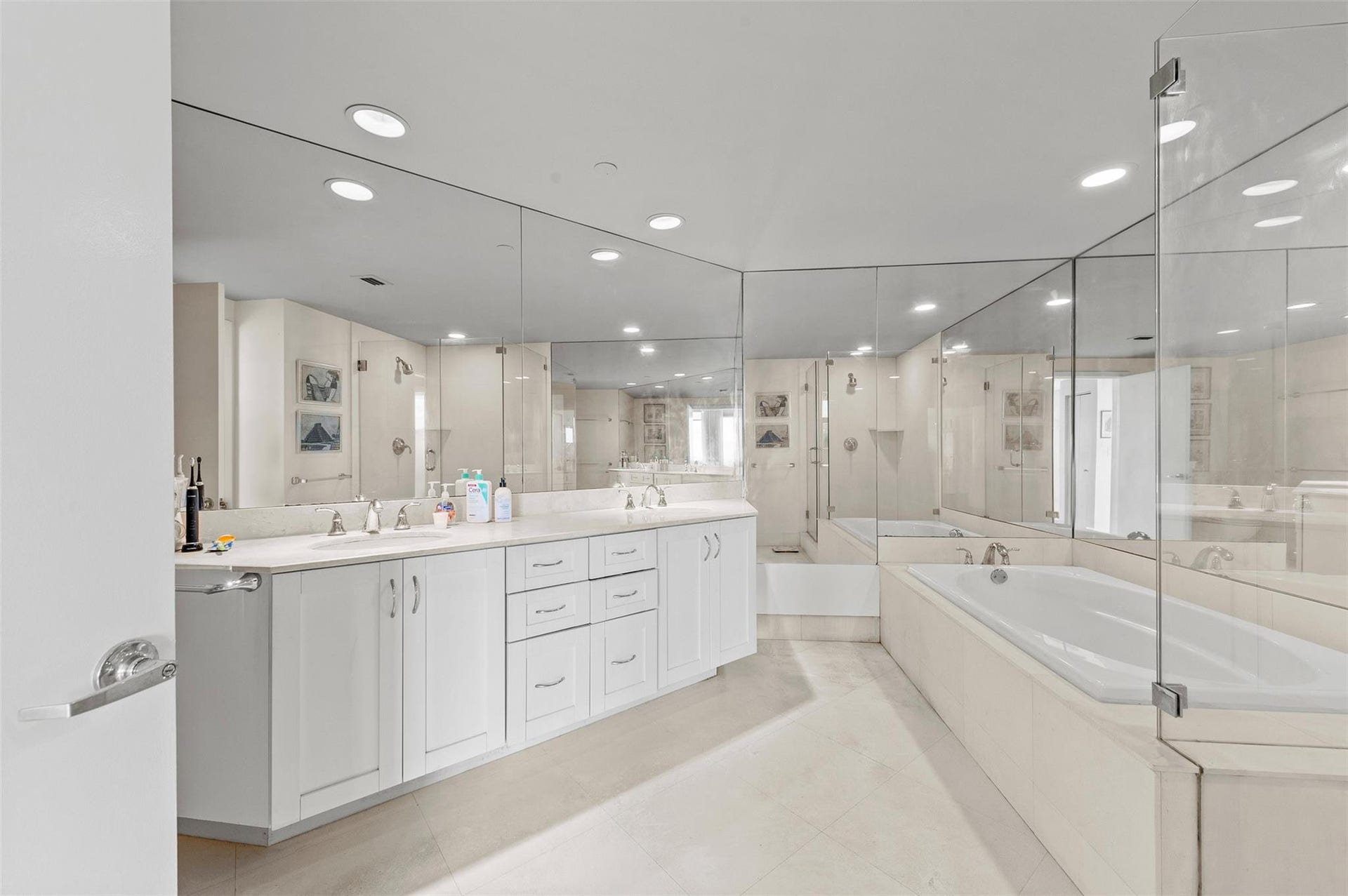 2821 N Ocean Boulevard, #701S, Fort Lauderdale, FL 33308 Dual sinks, separate tub and shower