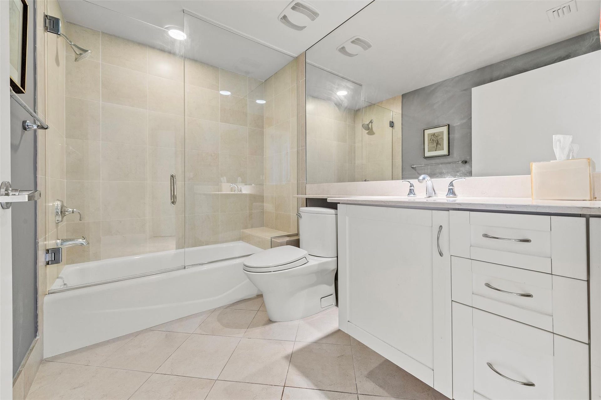 2821 N Ocean Boulevard, #701S, Fort Lauderdale, FL 33308 Guest bath