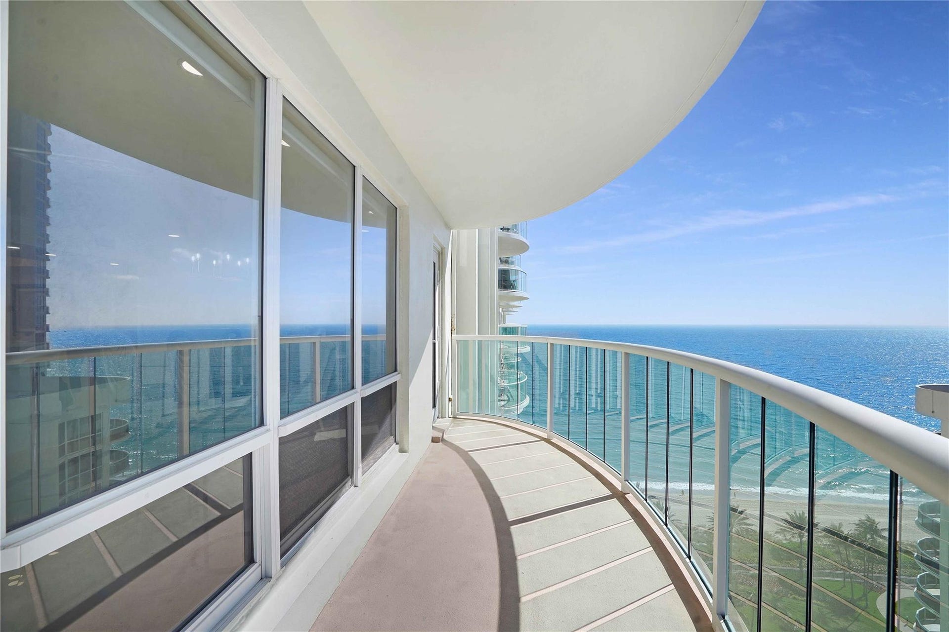 This apartment faces east, southeast and south west. Not only do you have lovely ocean, intracoastal and beautiful night time city views, you have lots of sun and light everywhere in this apartment.