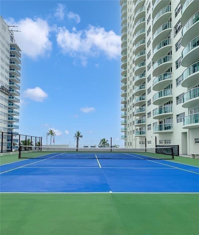 Southpoint is one of 4 buildings on the Galt Mile that has a tennis court.