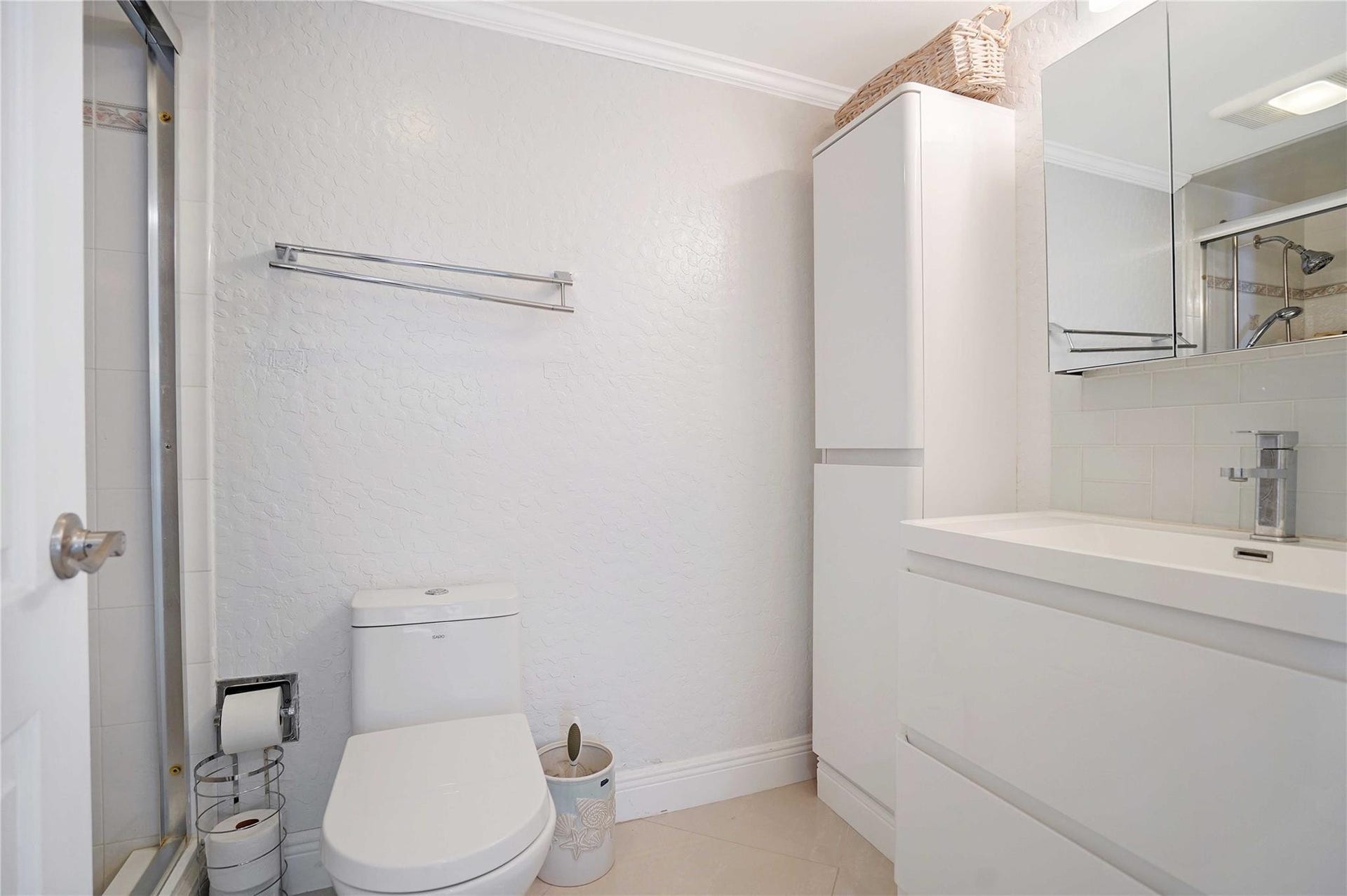 Guest bathroom.