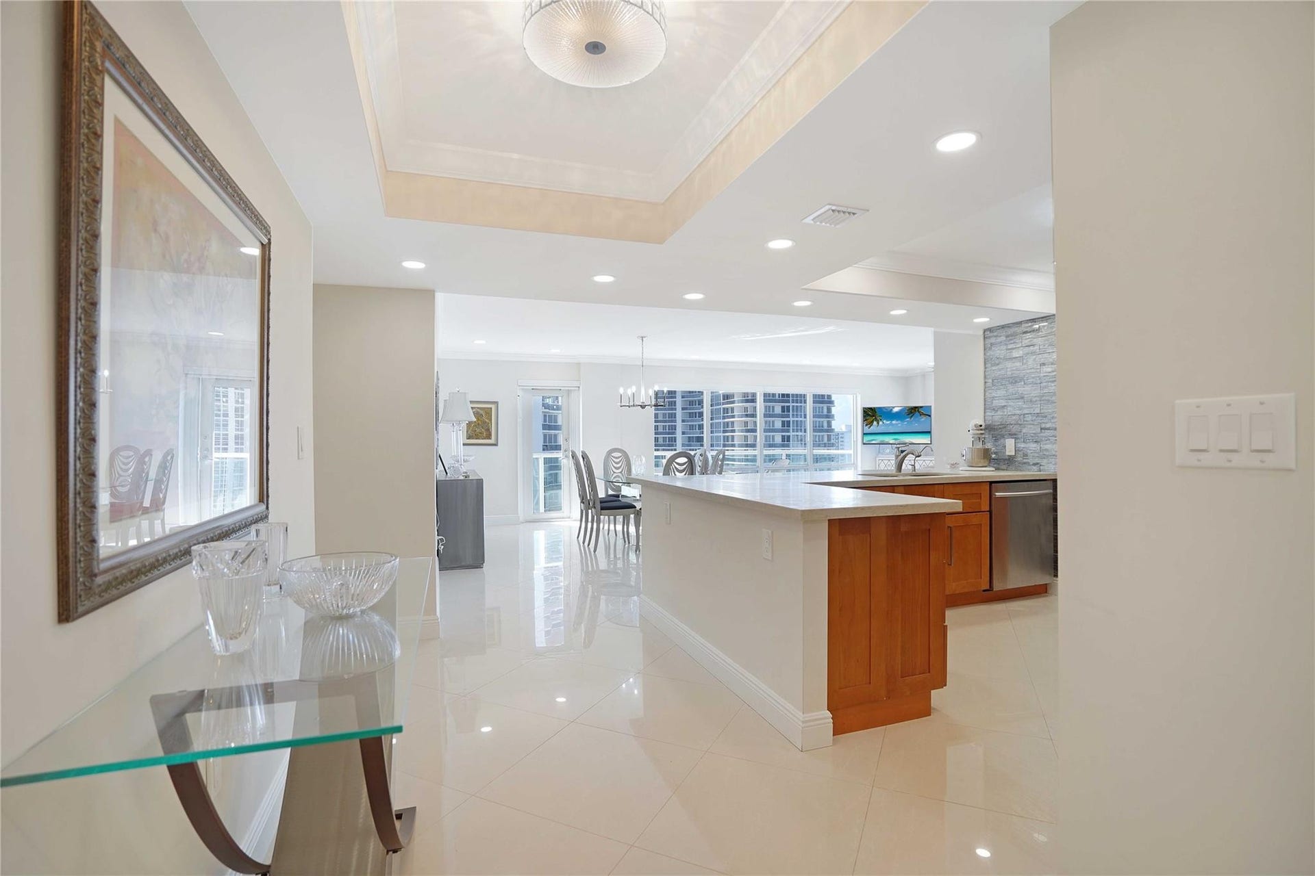 If you want a sun filled corner apartment with beautiful ocean, intracoastal and day and night time city views, then this is it.