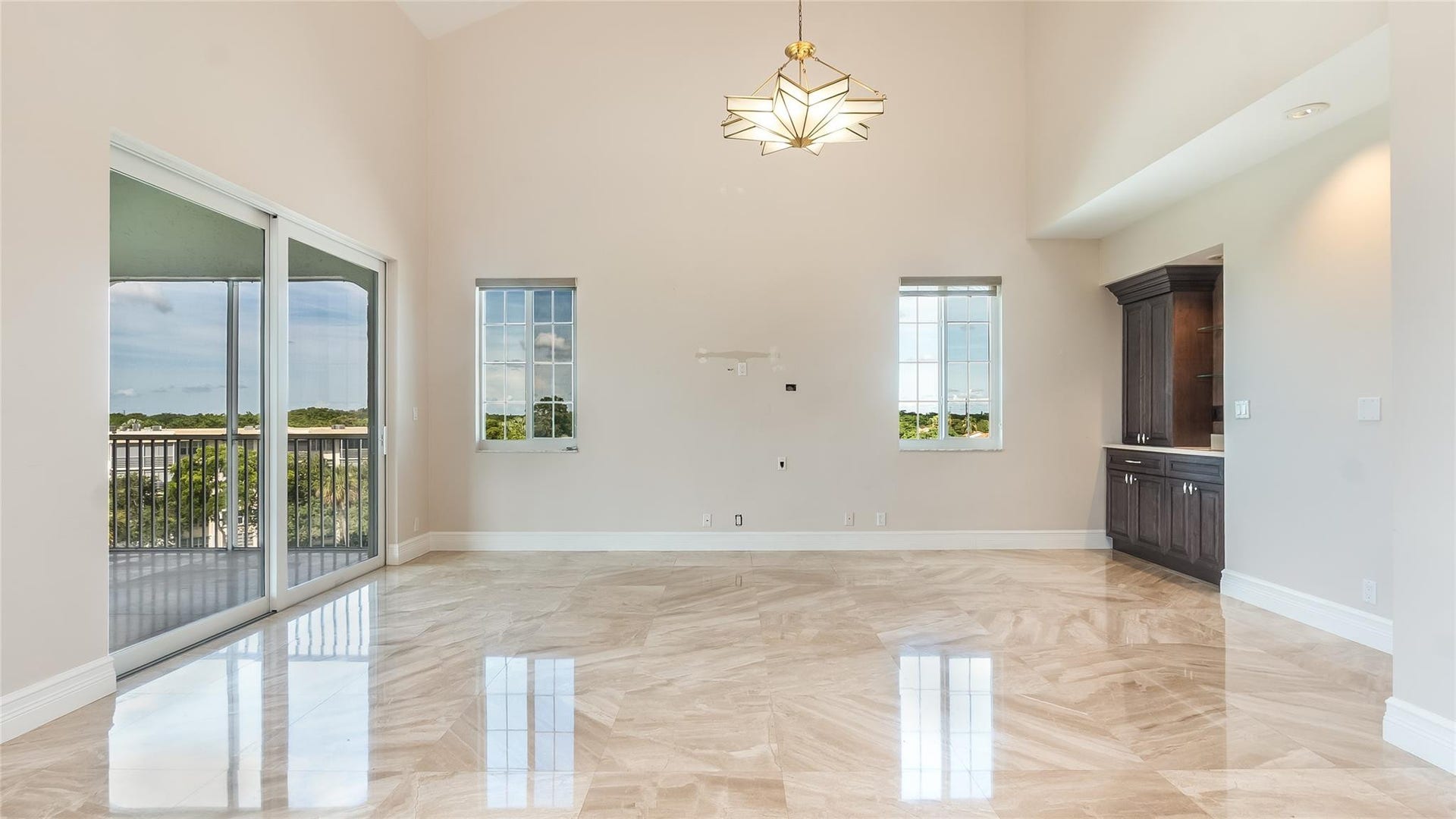4116 W Palm Aire Drive, #166b, Pompano Beach, FL 33069 A versatile layout provides easy access to the wet bar area, ideal for entertaining guests or casual gatherings.
