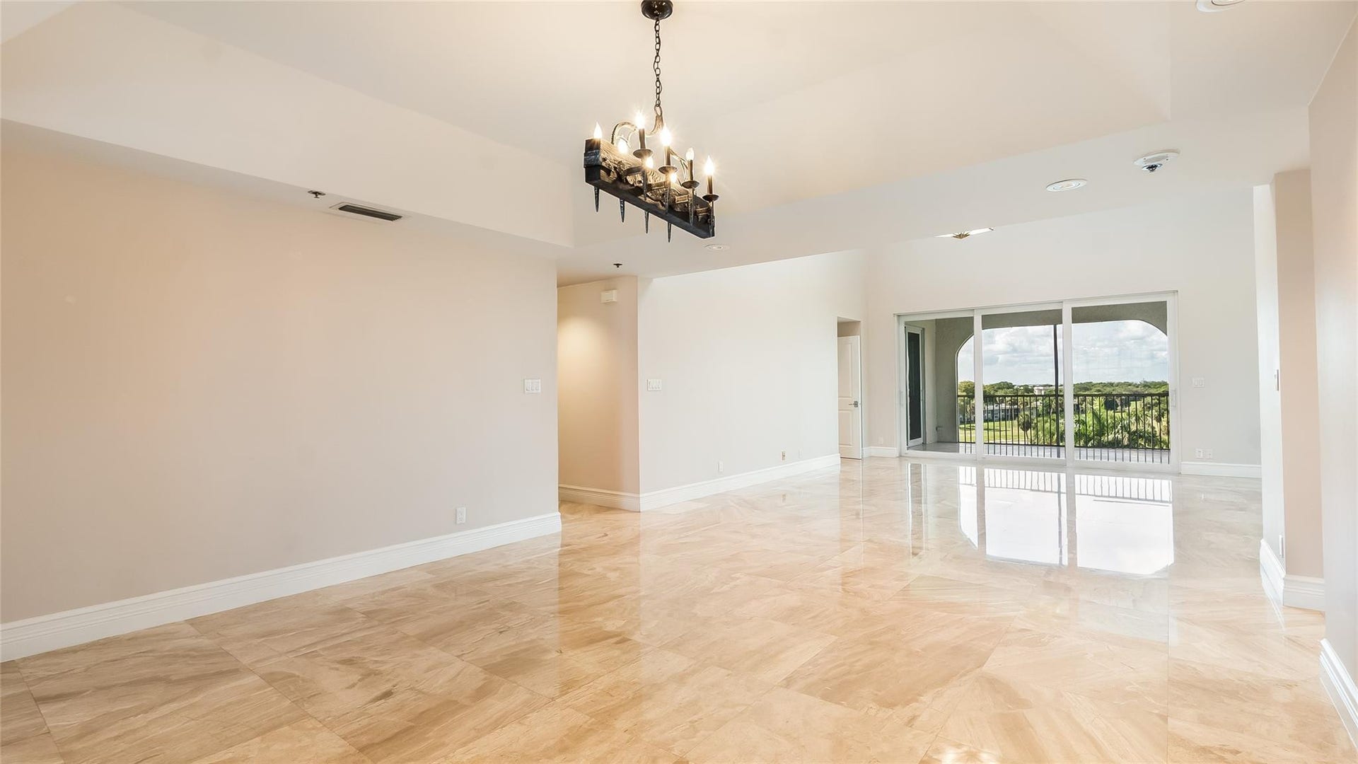 4116 W Palm Aire Drive, #166b, Pompano Beach, FL 33069 Natural light pours in from nearby sliders, enhancing the bright and open feel of this centrally located dining space.