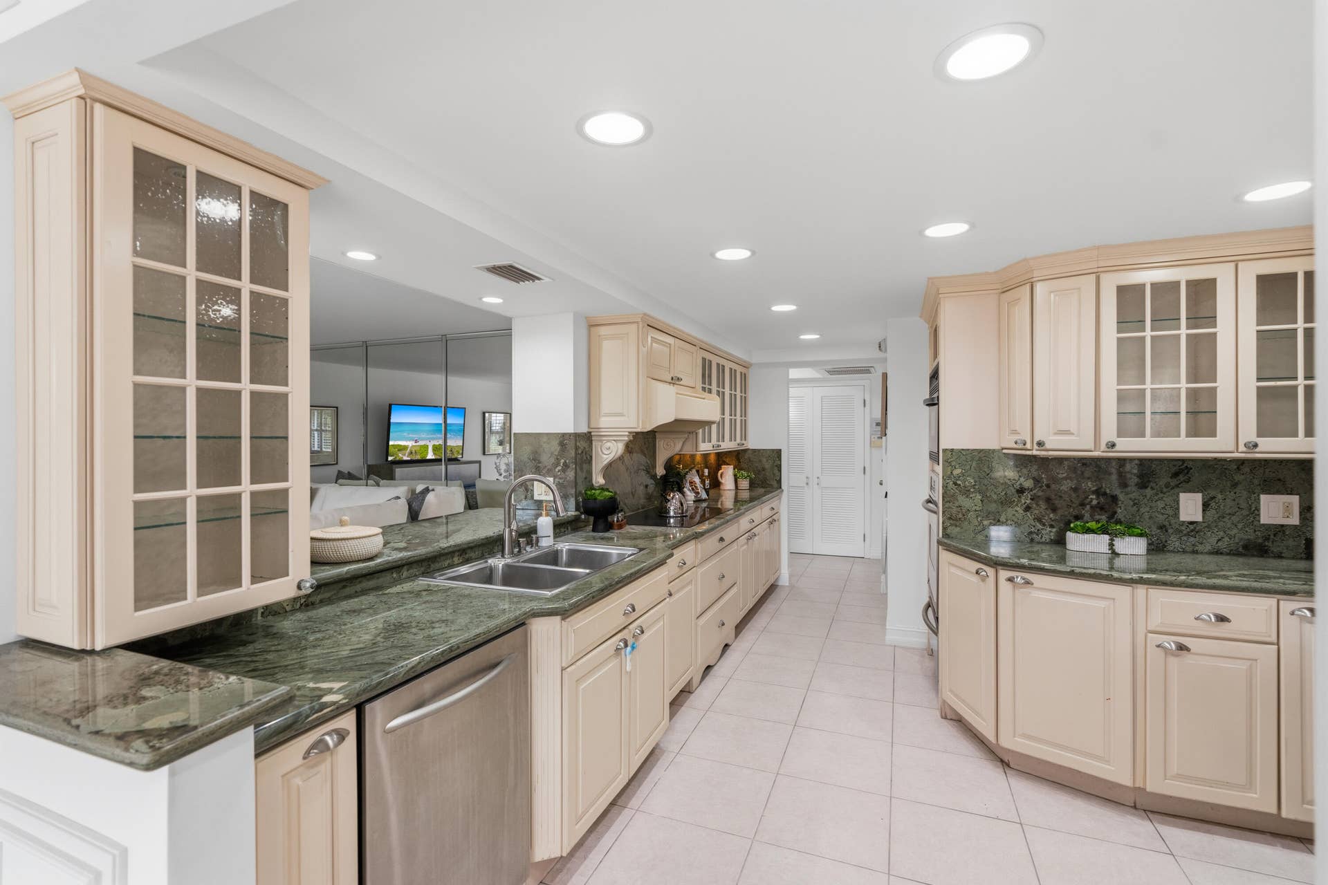 Lots of Kitchen Kitchen