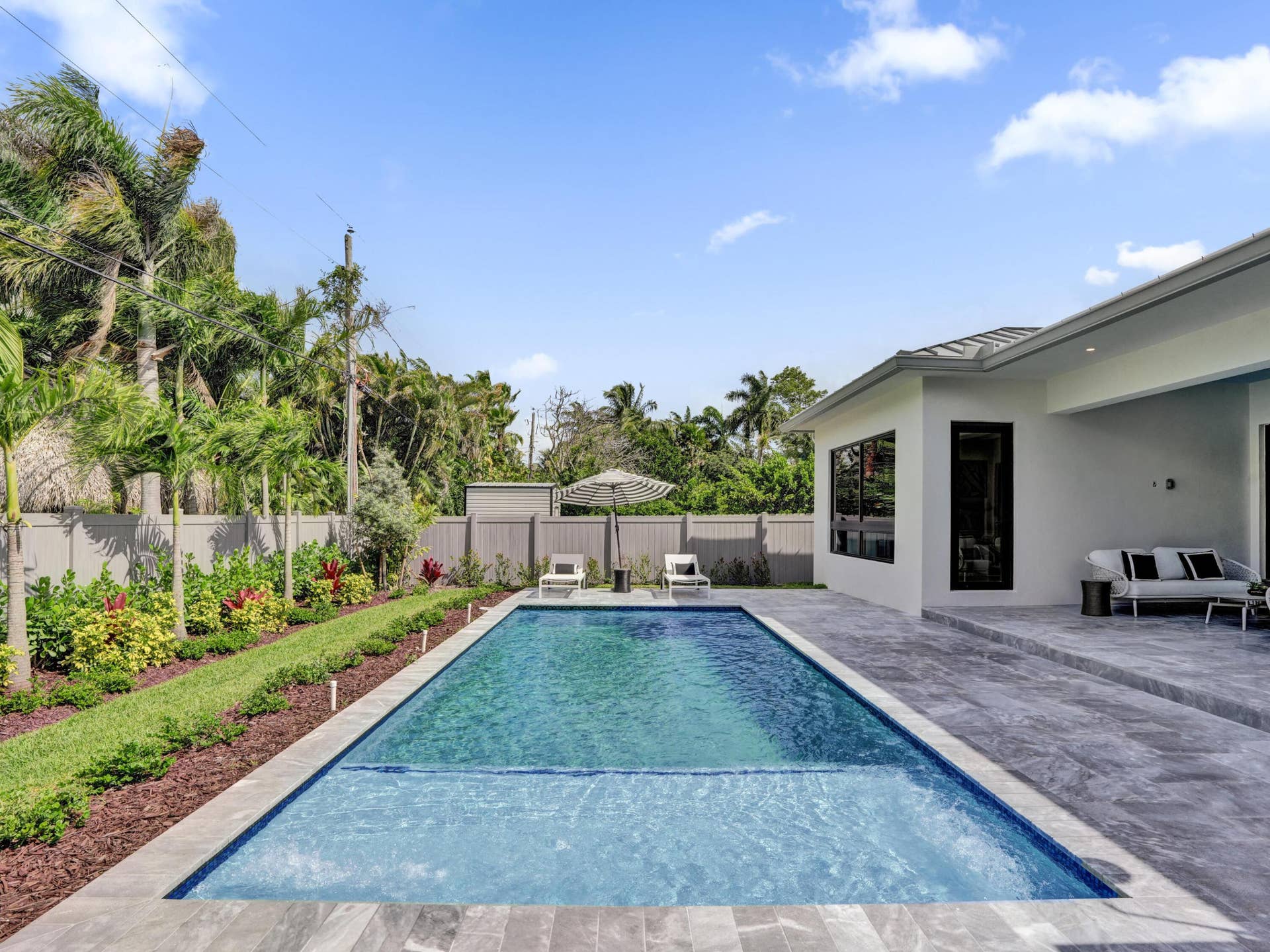 1523 NE 17th Way, Fort Lauderdale, FL 33304 Salt water/heated pool