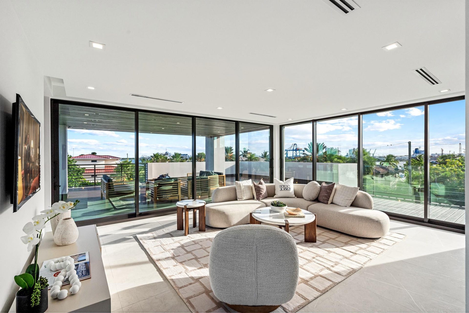 2000 Harbourview Drive, Fort Lauderdale, FL 33316 A breathtaking glass-wrapped sky lounge offering sweeping water and skyline views from nearly every angle. Bathed in natural light, this elevated retreat blends modern elegance with an unforgettable coastal panorama.