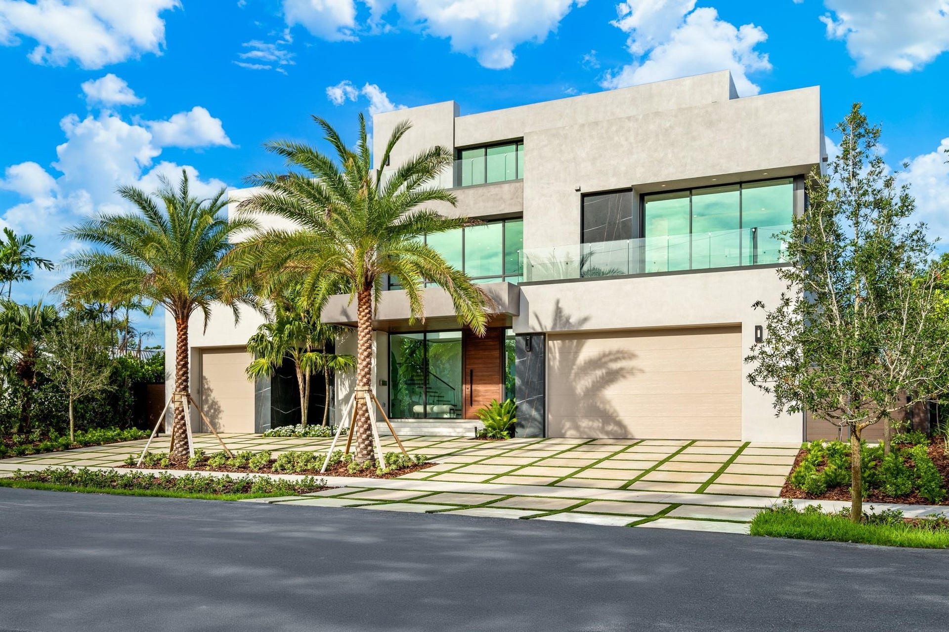 2000 Harbourview Drive, Fort Lauderdale, FL 33316 A bold contemporary exterior defined by crisp geometric lines, expansive glass, and a striking flat-roof profile framed by mature palms. Clean, modern, and architecturally impressive, this residence delivers commanding curb appeal in a refined coastal setting.