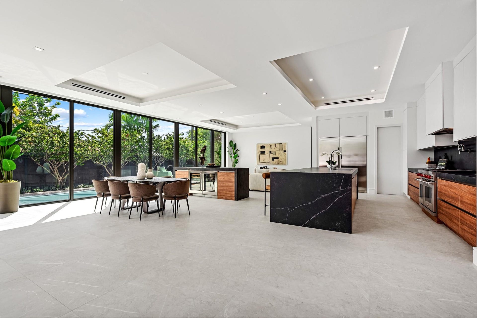 2000 Harbourview Drive, Fort Lauderdale, FL 33316 An expansive open-concept living and dining area defined by soaring ceilings, clean modern lines, and walls of glass that invite the outdoors in. Seamlessly connected to the covered terrace and lush surroundings, this light-filled space embodies effortless contemporary living.