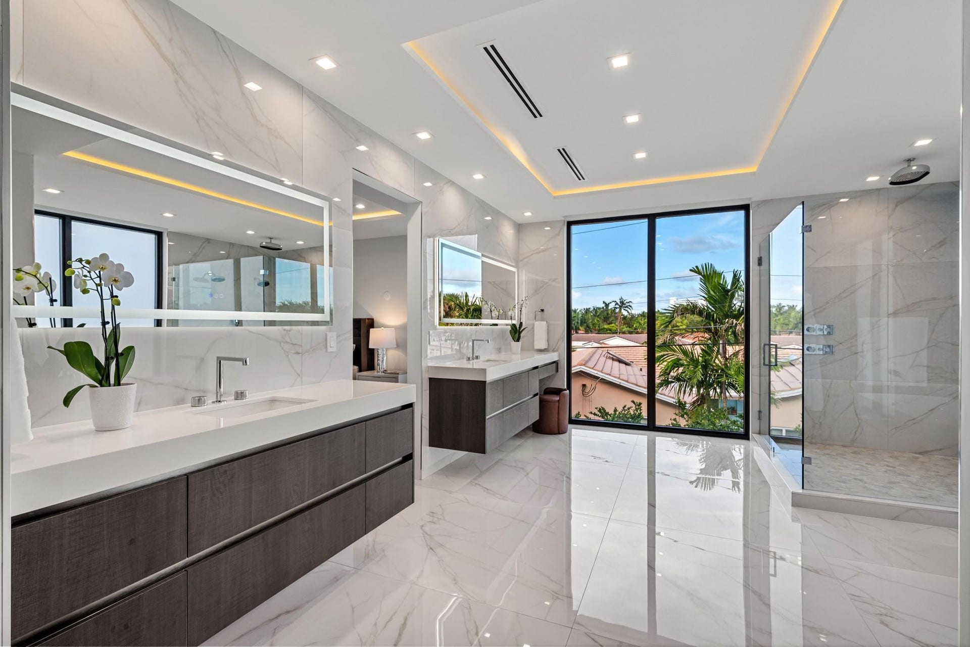 2000 Harbourview Drive, Fort Lauderdale, FL 33316 An expansive, light-filled bath retreat featuring dual floating vanities, a sleek glass-enclosed shower, and refined contemporary finishes throughout. Seamlessly connected to a private terrace, this spa-inspired space offers tranquil views and effortless indoor-outdoor luxury.
