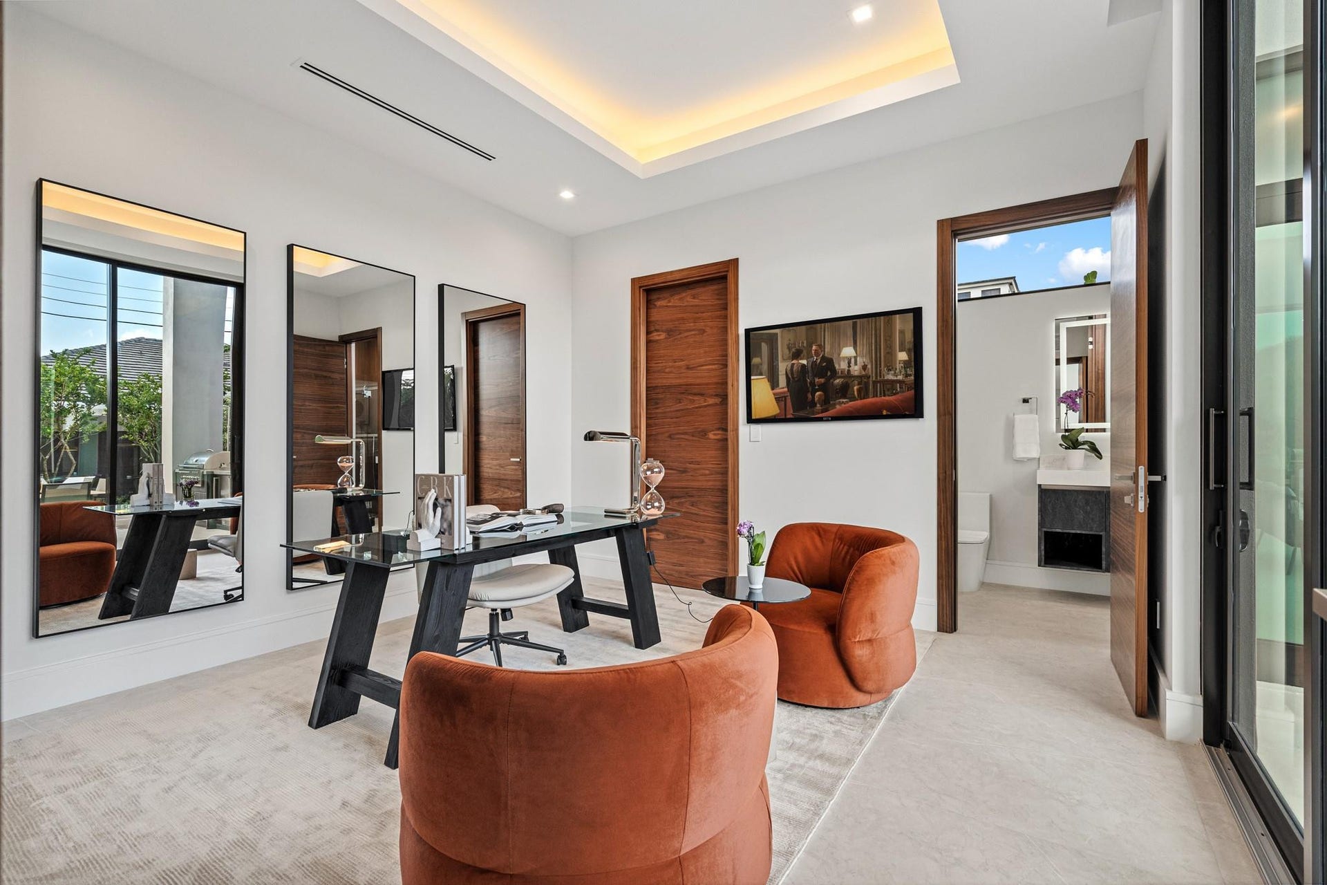 2000 Harbourview Drive, Fort Lauderdale, FL 33316 A beautifully appointed guest bedroom featuring warm contemporary finishes and direct access to a stylish cabana bath. Bright and inviting, this versatile suite offers seamless indoor-outdoor flow for ultimate comfort and convenience.